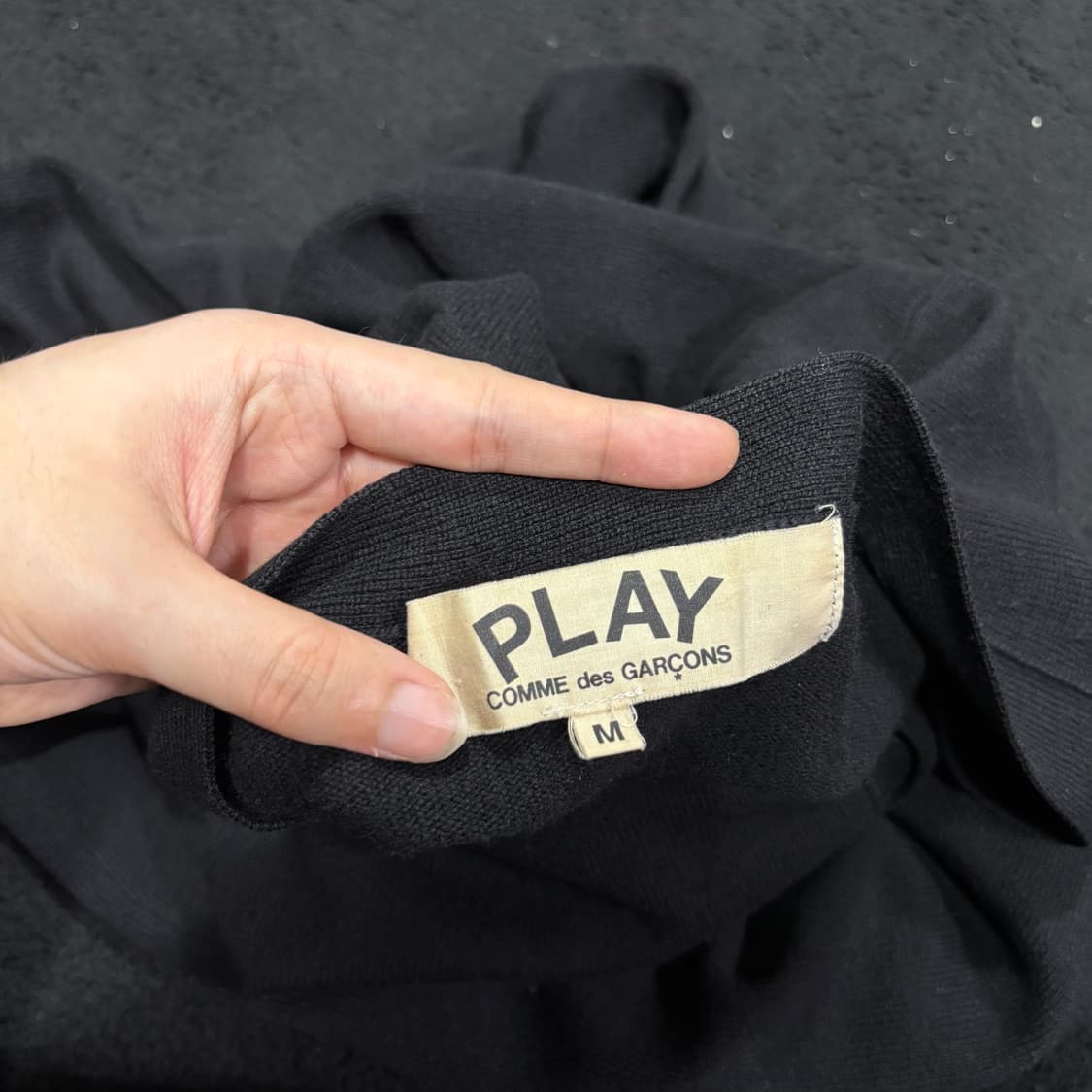 M 꼼데가르송 PLAY 블랙 와펜 가디건 상품이미지4