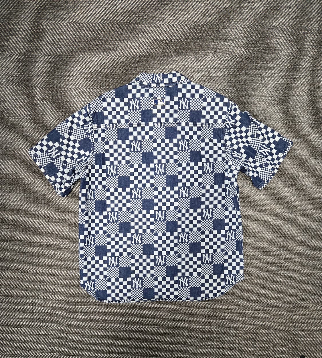 엠엘비 MLB 공용 체커보드 데님 숏슬리브 셔츠 반팔 데님셔츠 상품이미지4