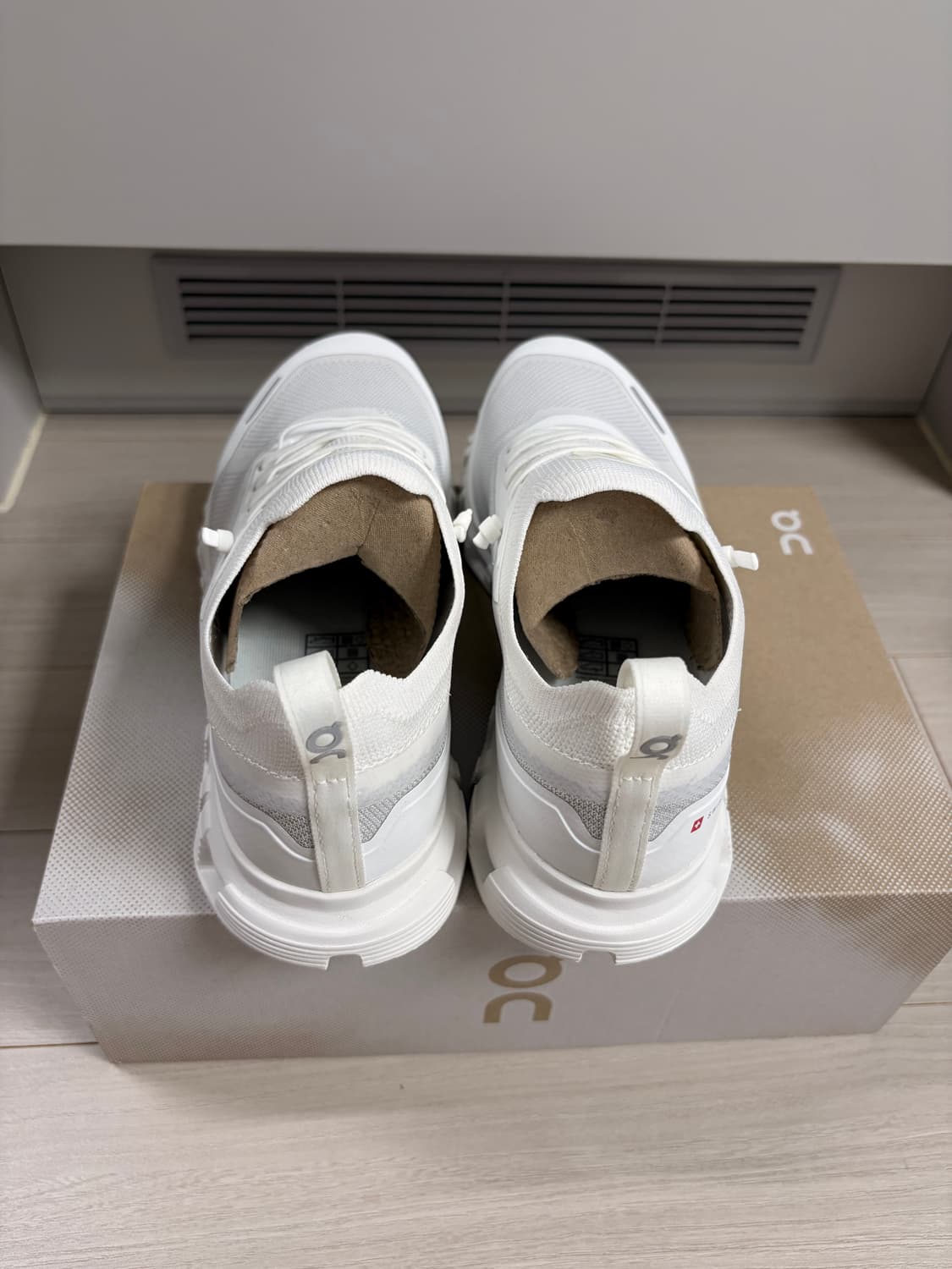 [새상품] 온러닝 Cloud 6 Versa 250사이즈 상품이미지3