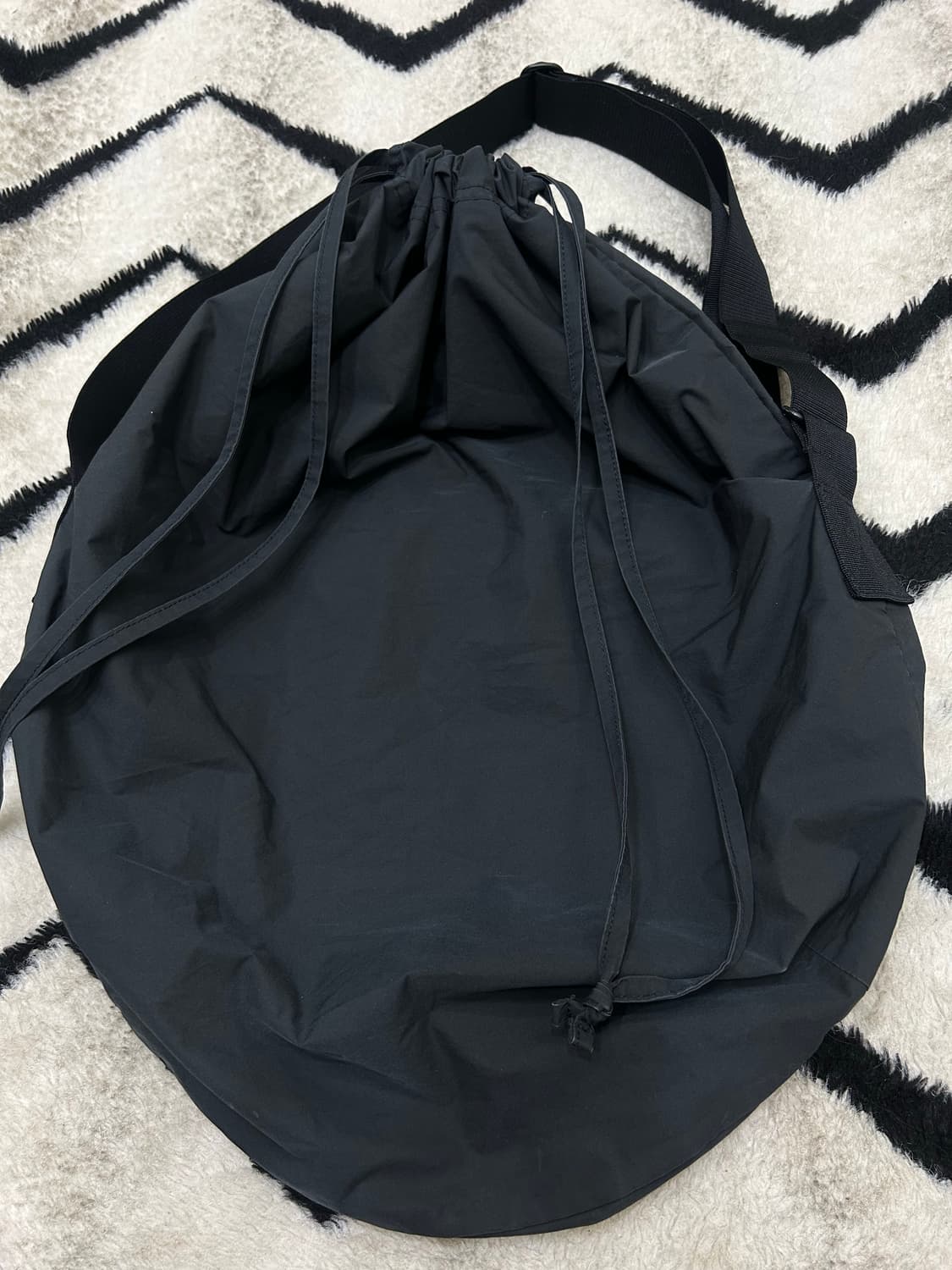 유니클로U 스트링 크로스백/다크그레이 상품이미지2