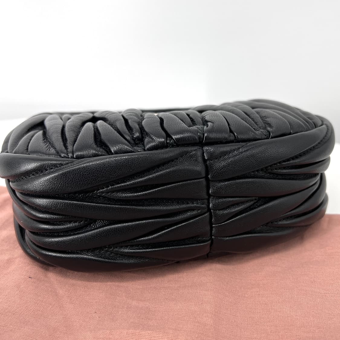 미우미우 완더 마테라쎄 여성 호보백 블랙 (5BP078) 상품이미지9