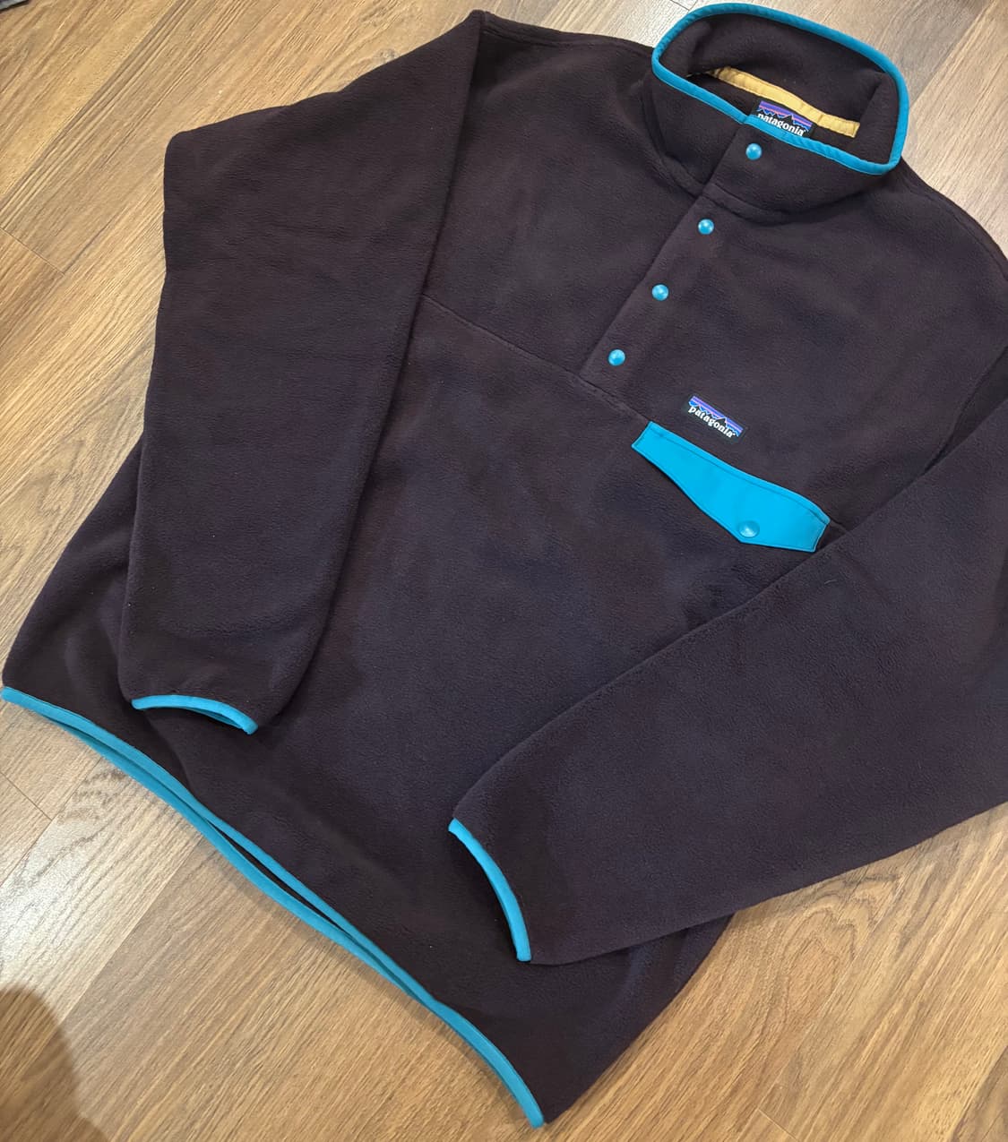 파타고니아 헤비웨이트 신칠라 옵시디언 플럼 M사이즈 팝니다. 상품이미지3