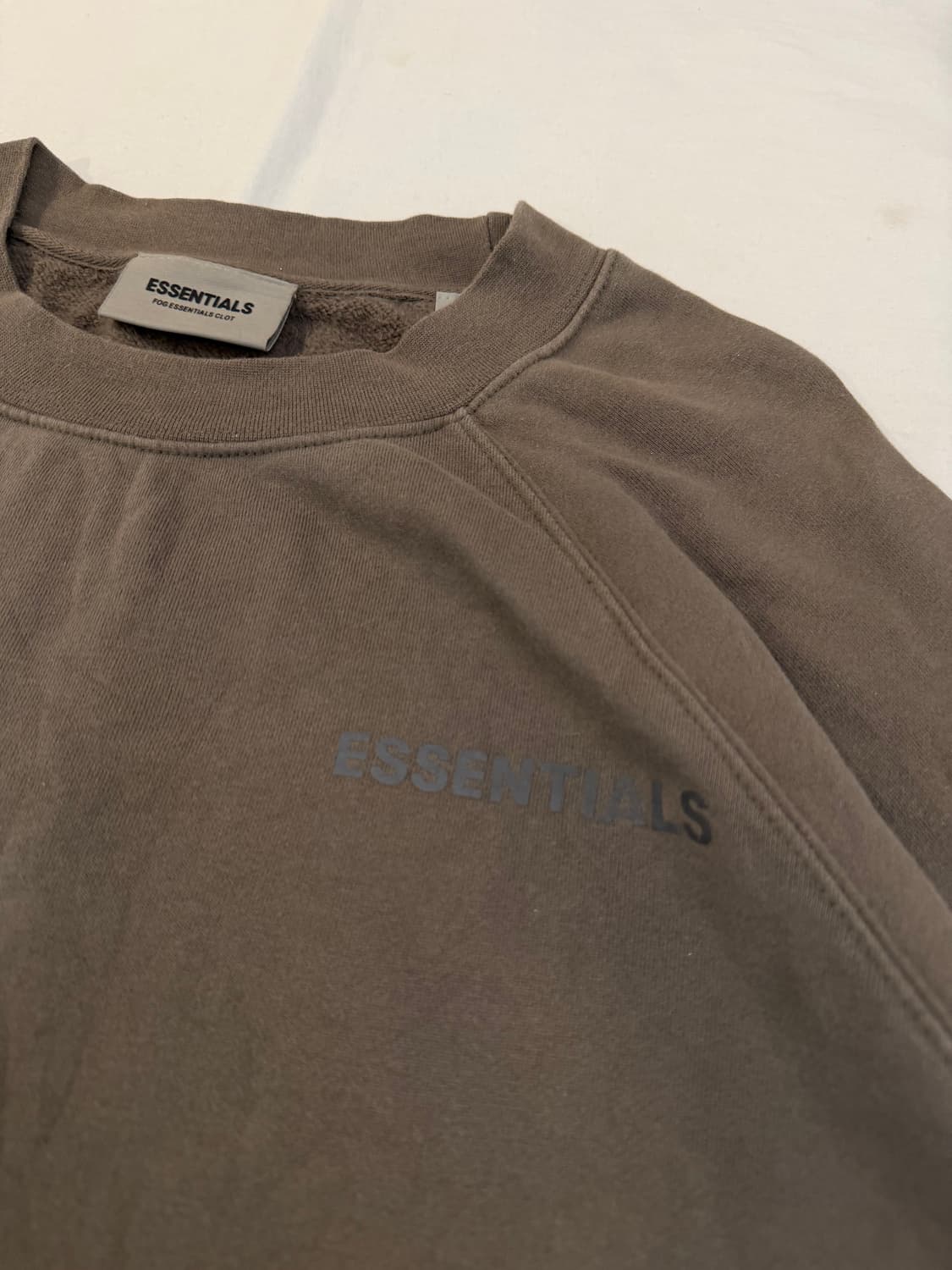 에센셜 피어오브갓 리플렉티브 로고 맨투맨 타우페 올리브 상품이미지2