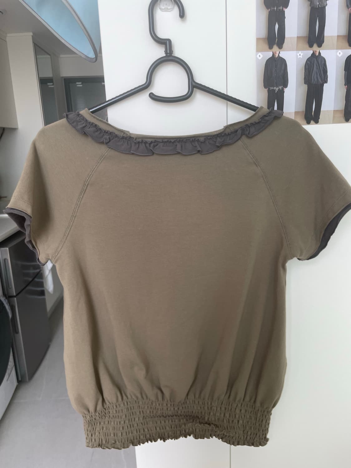 RUFFLE V-NECK SMOCKED T-SHIRT OLIVE 상품이미지3