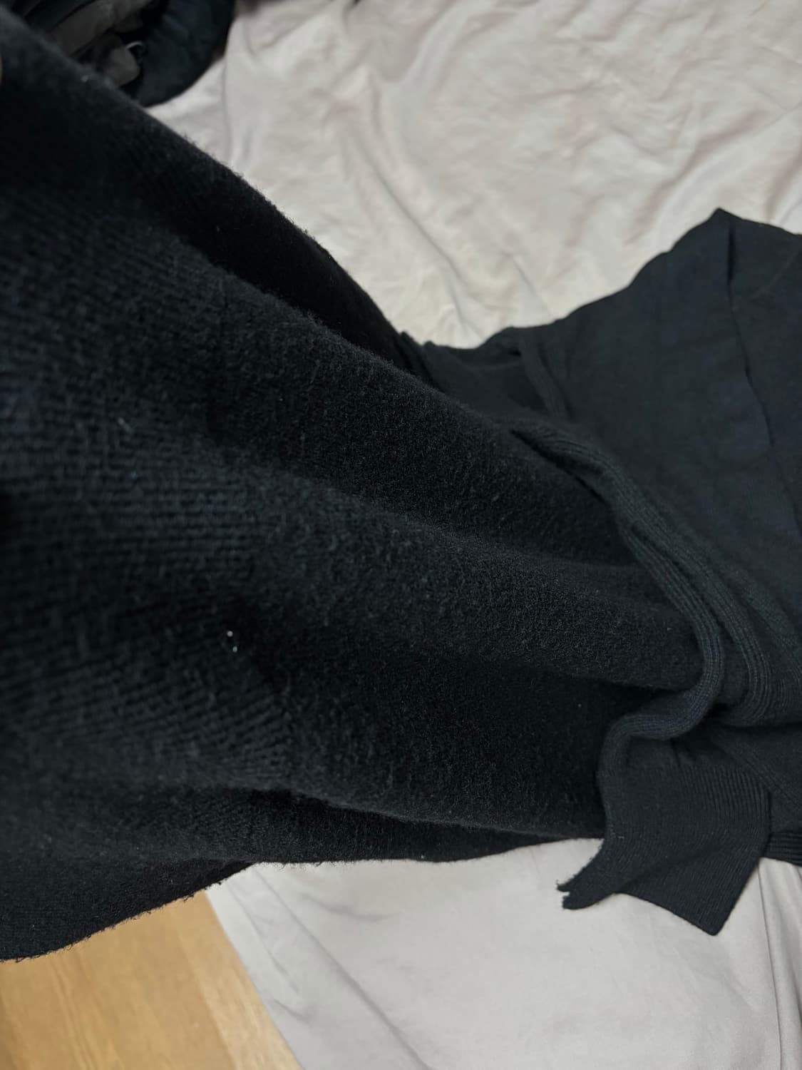 48) 노이어 캐시미어 슬릿 터틀넥 니트 블랙 상품이미지4