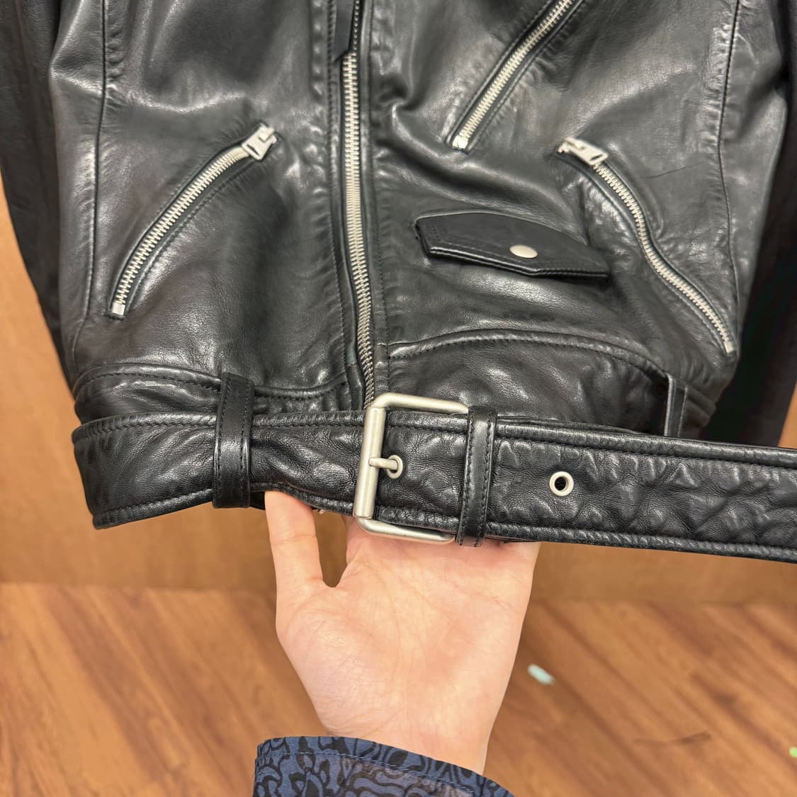 올세인츠 바이커 레더 자켓 언발란스 지퍼 멀티 포켓 디테일 레귤러핏 블랙 상품이미지7