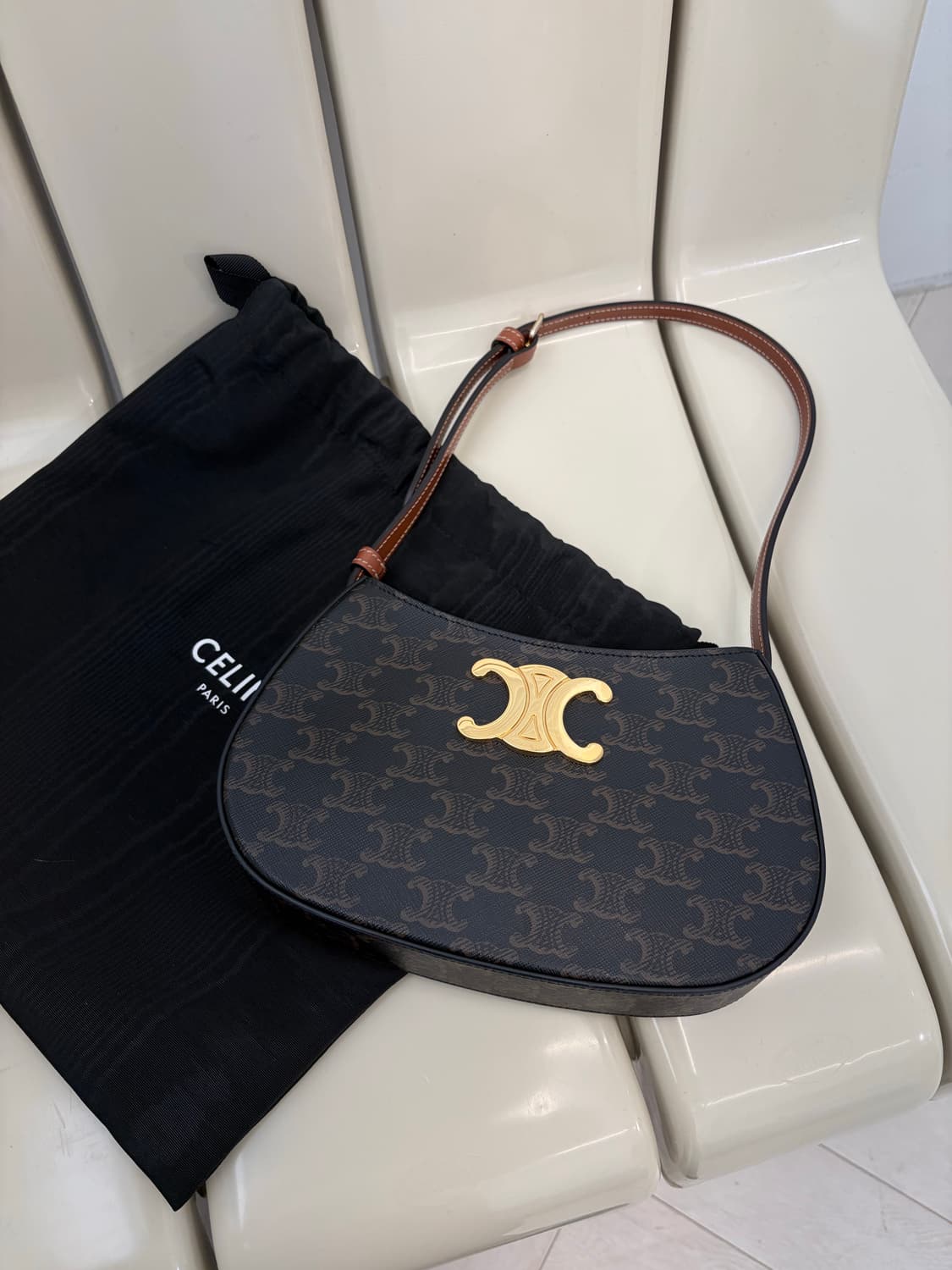 [A+ 정품] 셀리는 미디엄 틸리백 탄 상품이미지1