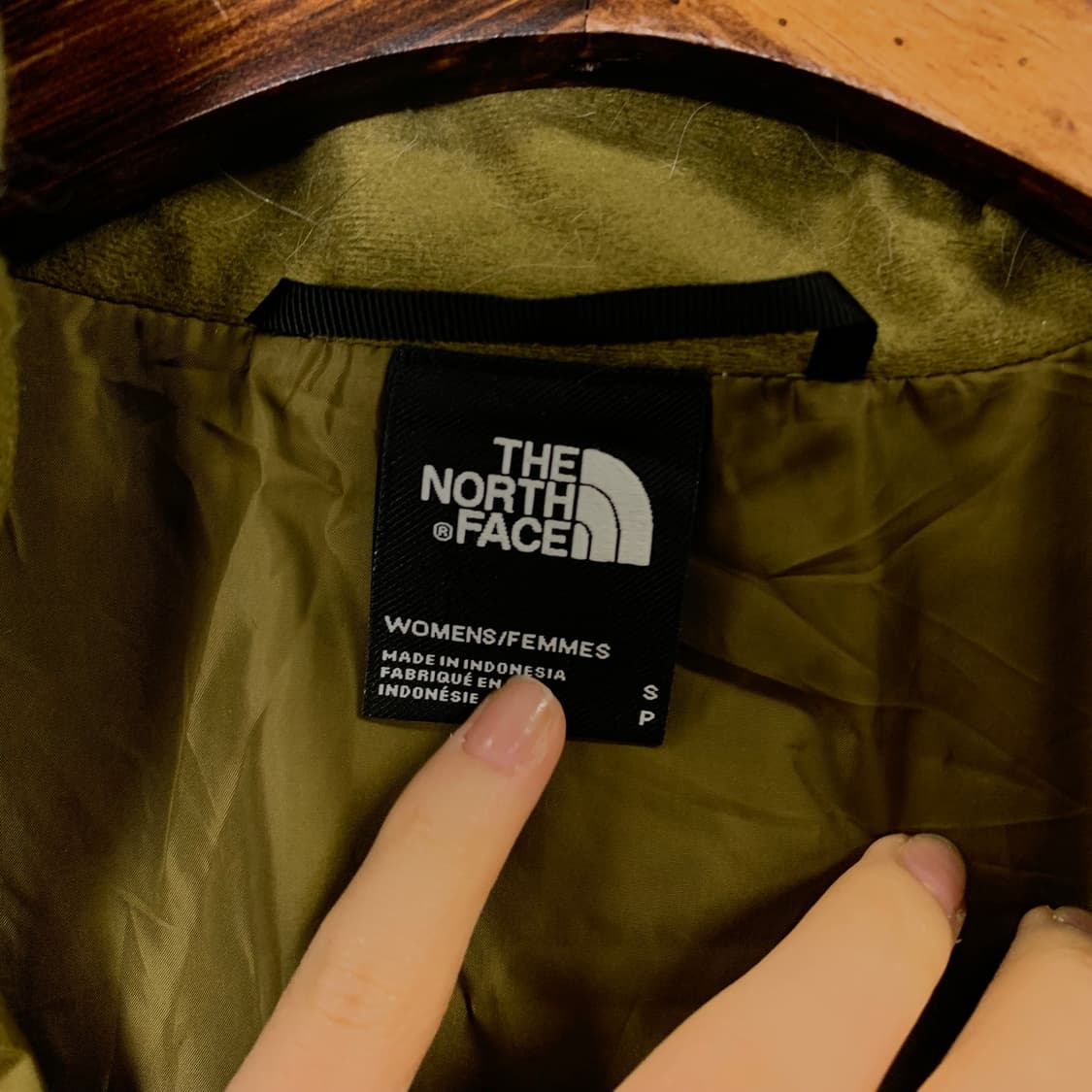 노스페이스 자수로고 카키 경량 패딩 상품이미지7