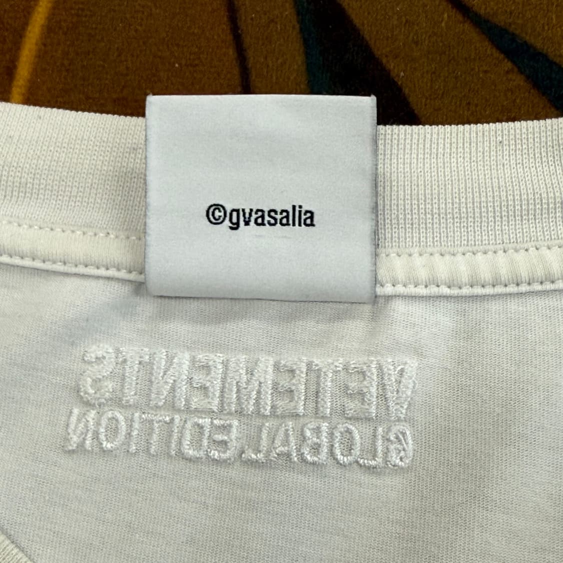 Vetements 베트멍 Think Globally 로고 티셔츠 화이트 상품이미지3