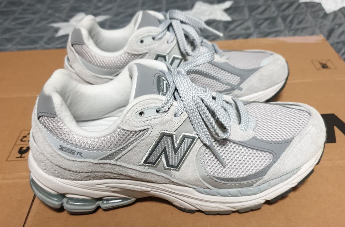 뉴발란스 2002R 스니커즈 그레이 (235) 상품이미지1