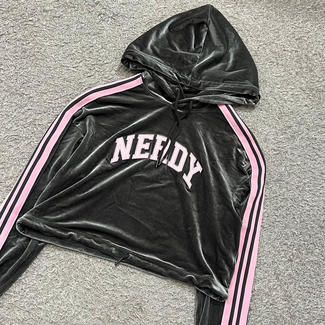 [우먼85-90] 널디 벨벳 크롭 후드티 상품이미지1