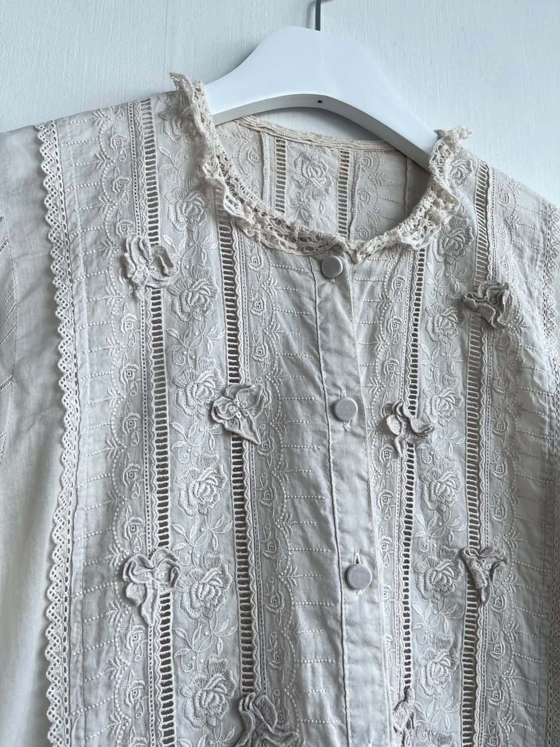 SALE) 베이지 레이스 포켓 블라우스 상품이미지2