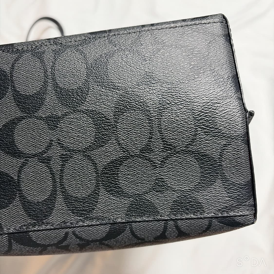 코치 시그니처 블랙 숄더백 상품이미지4