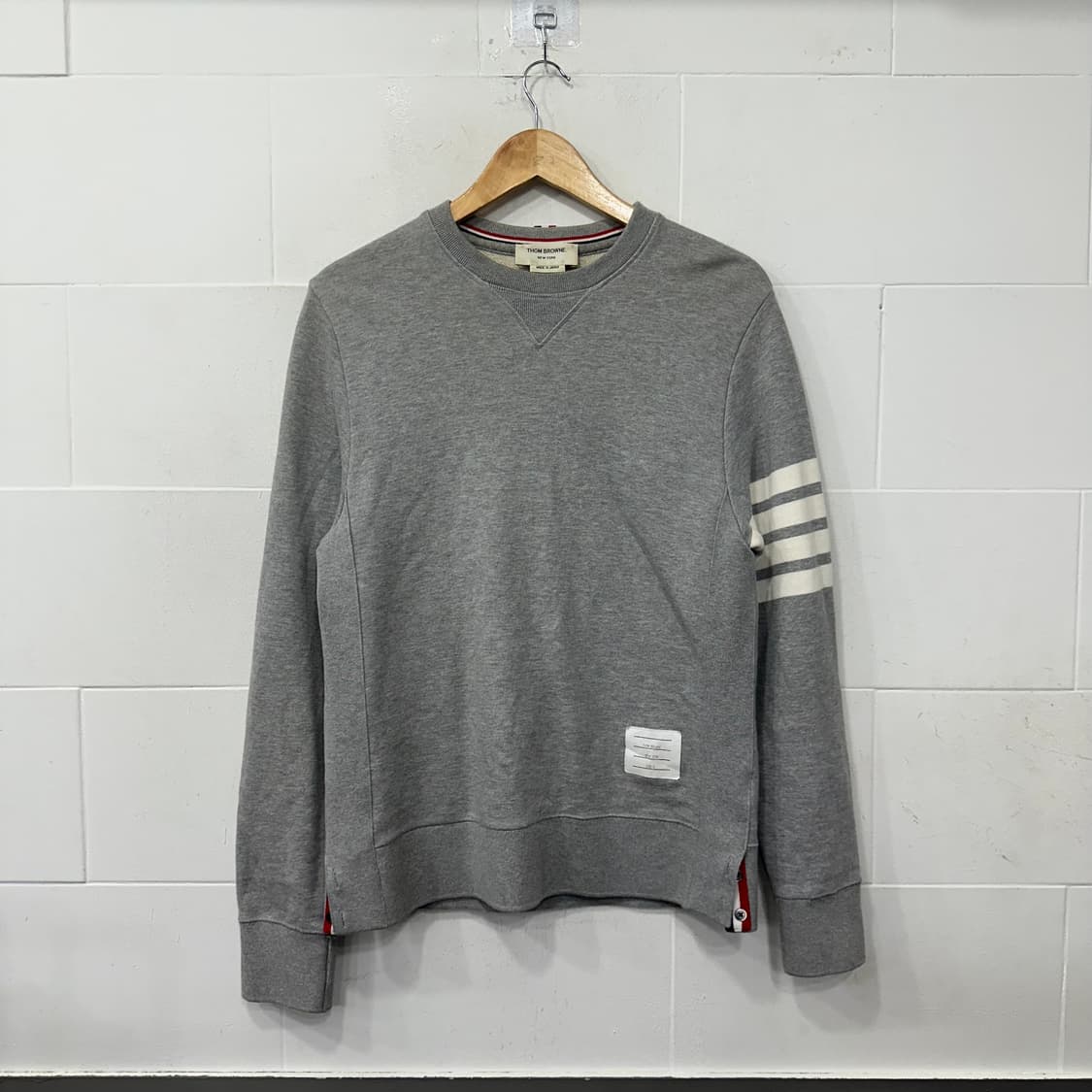 톰브라운 사선완장 맨투맨 상품이미지1