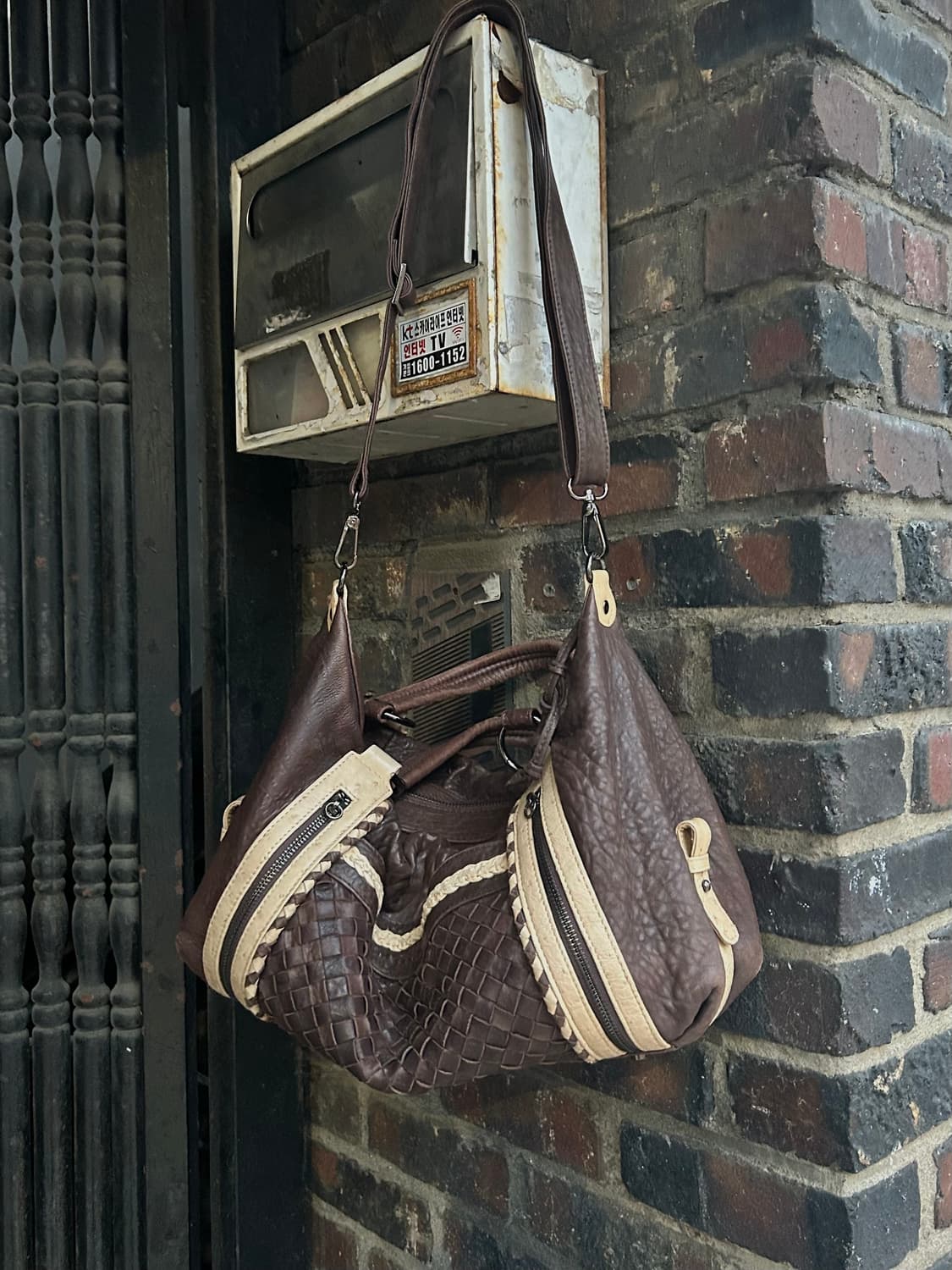 rare design 2000s JPN 라떼갸루 브라운 레더 크로스백 상품이미지2