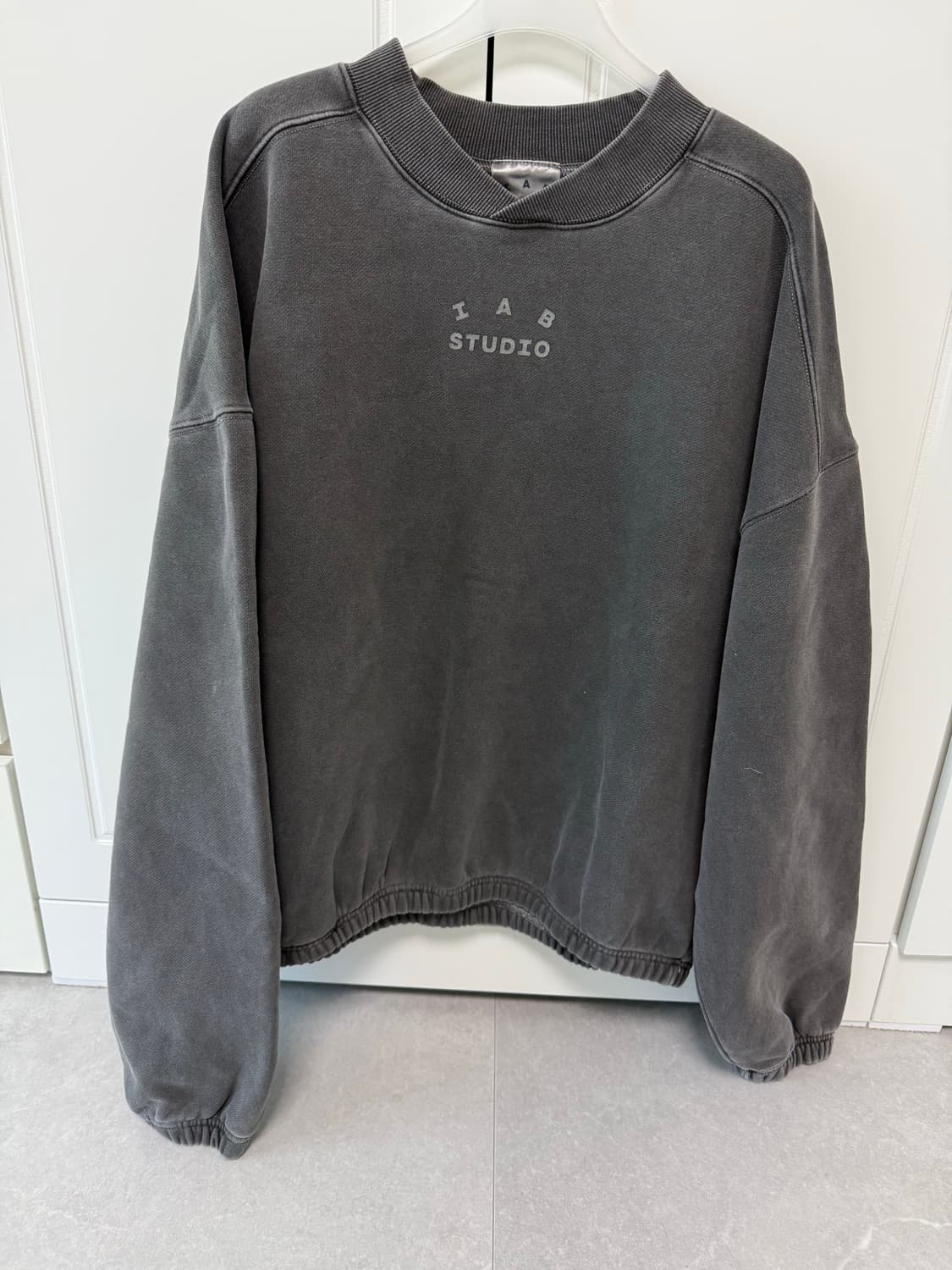 IAB STUDIO 아이앱 스튜디오 피그먼트 크루넥 맨투맨 상품이미지1