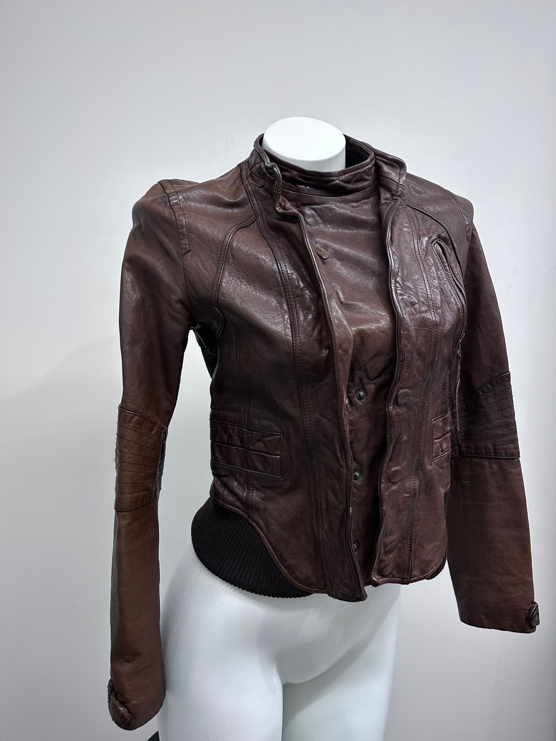 브라운 사선 비대칭 더블 클로징 레더 자켓 상품이미지3