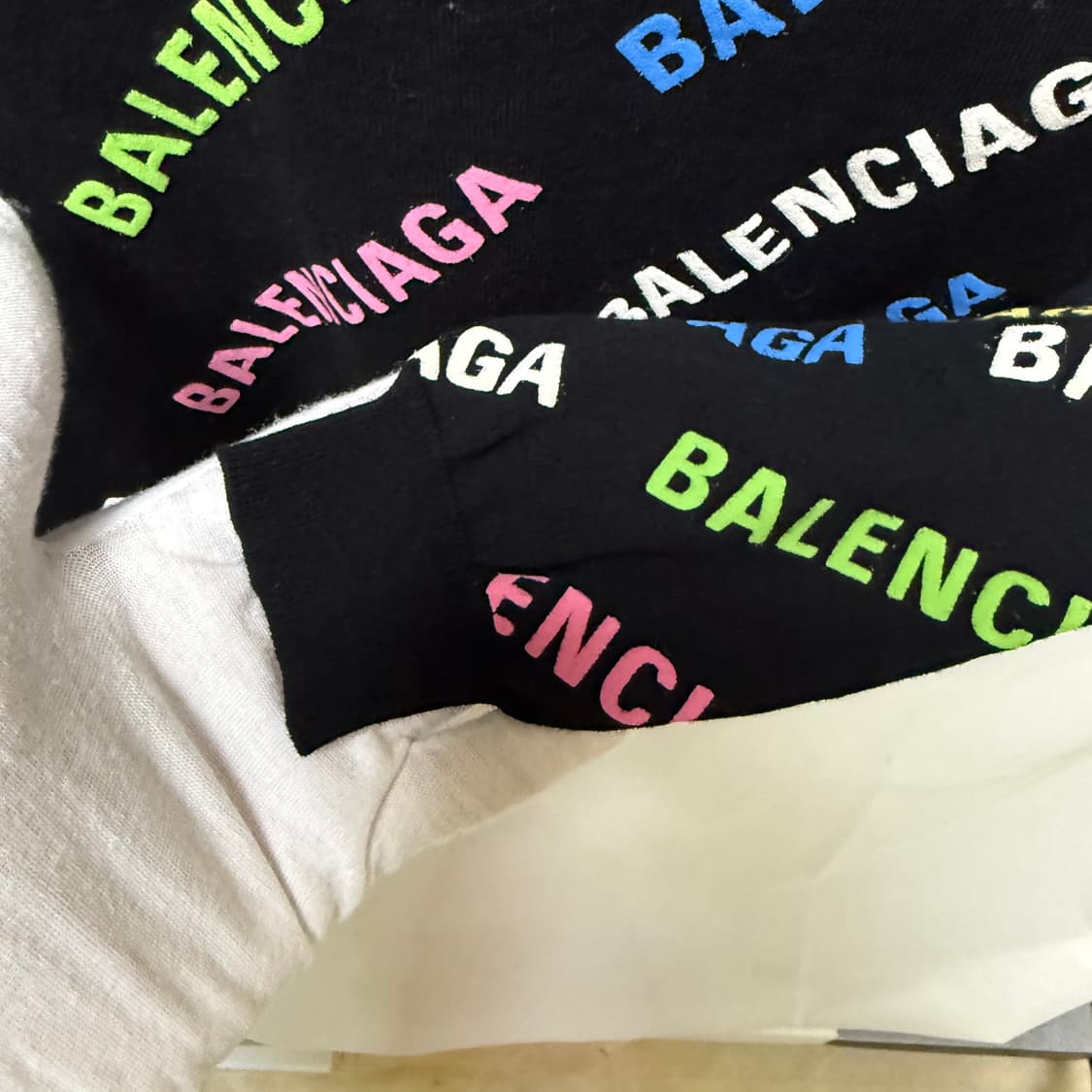 발렌시아가 멀티컬러 로고 올오버 니트 스웨터 상품이미지5