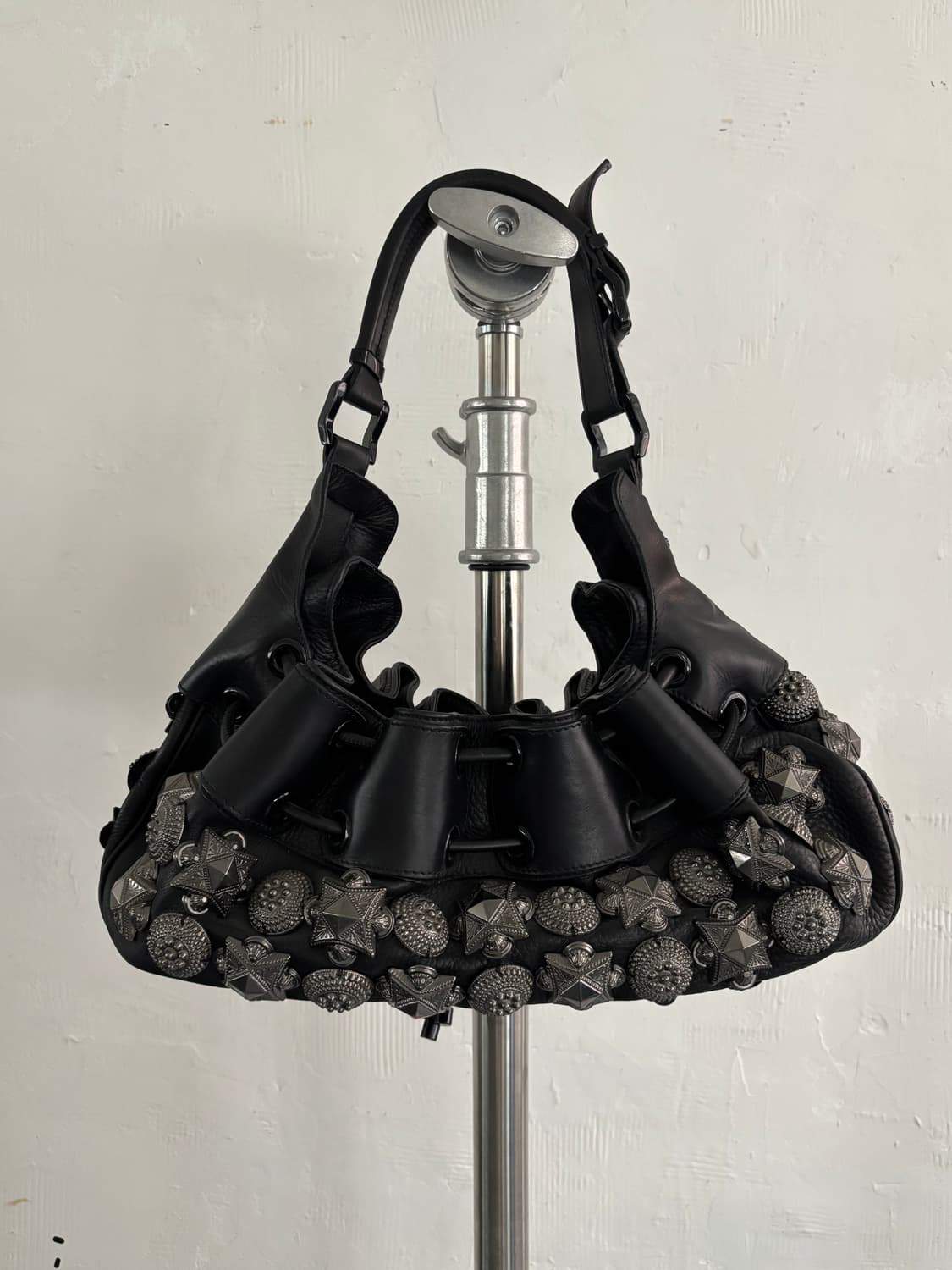 Burberry 버버리 블랙 큐빅 스터드 백 상품이미지5