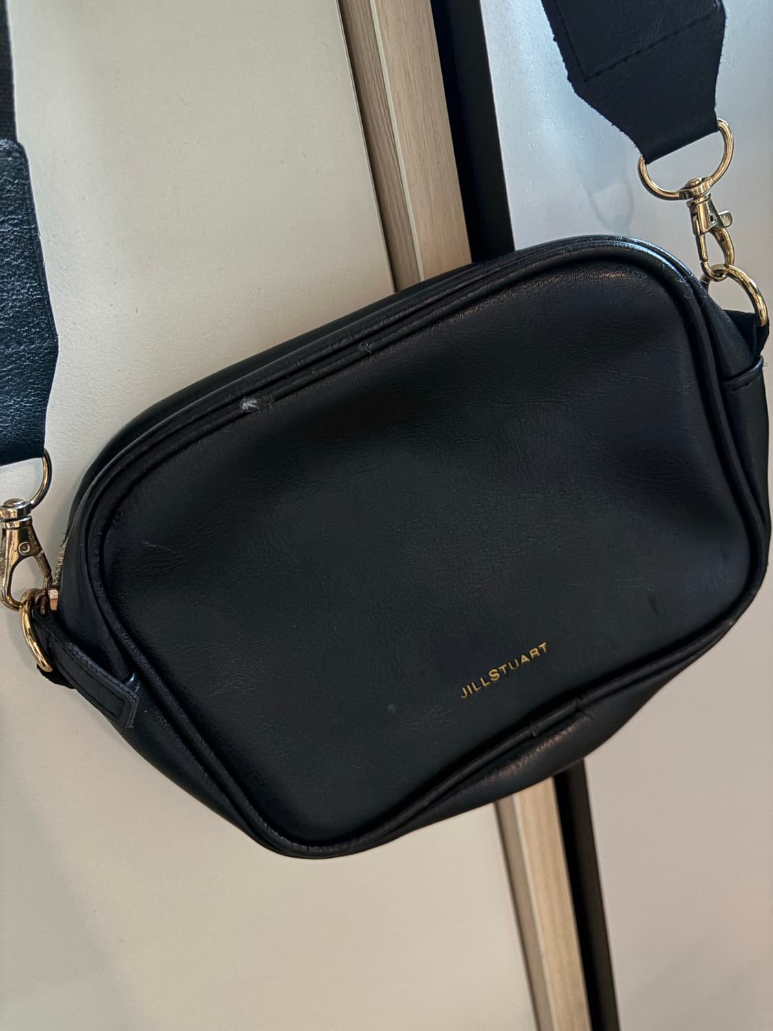 질스튜어트 블랙 미니 크로스백 / 로고 스트랩 상품이미지4