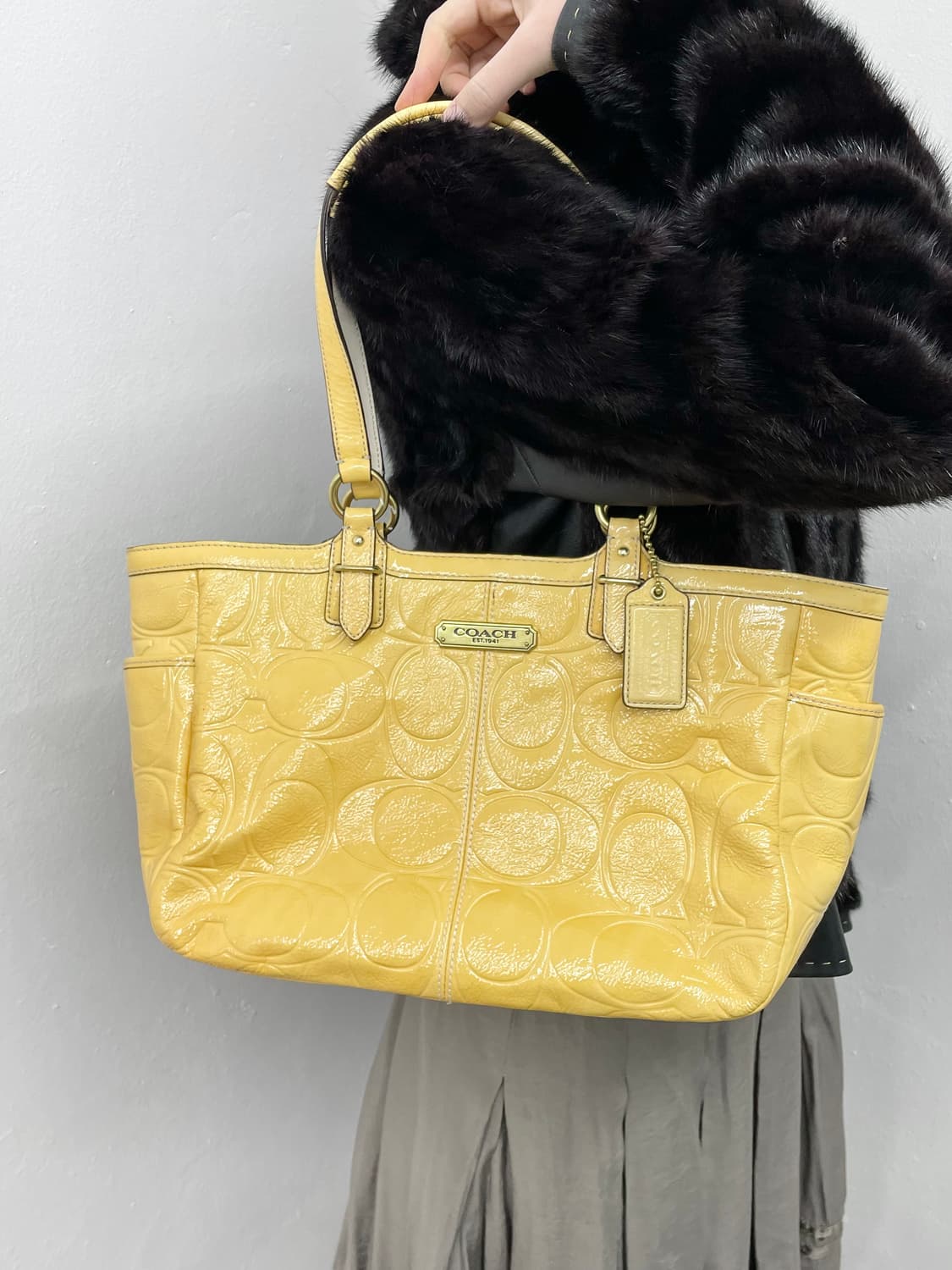 코치 에나멜 옐로우 로고 숄더백 상품이미지2