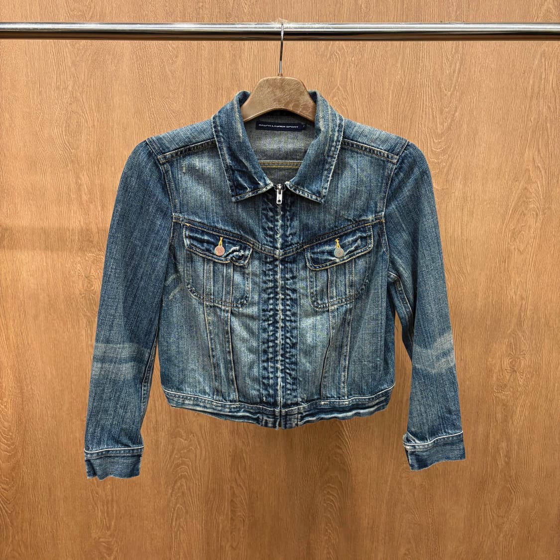 랄프로렌 스포츠 데님 집업 트러커 자켓 플랩 포켓 워싱 디테일 중청 상품이미지2