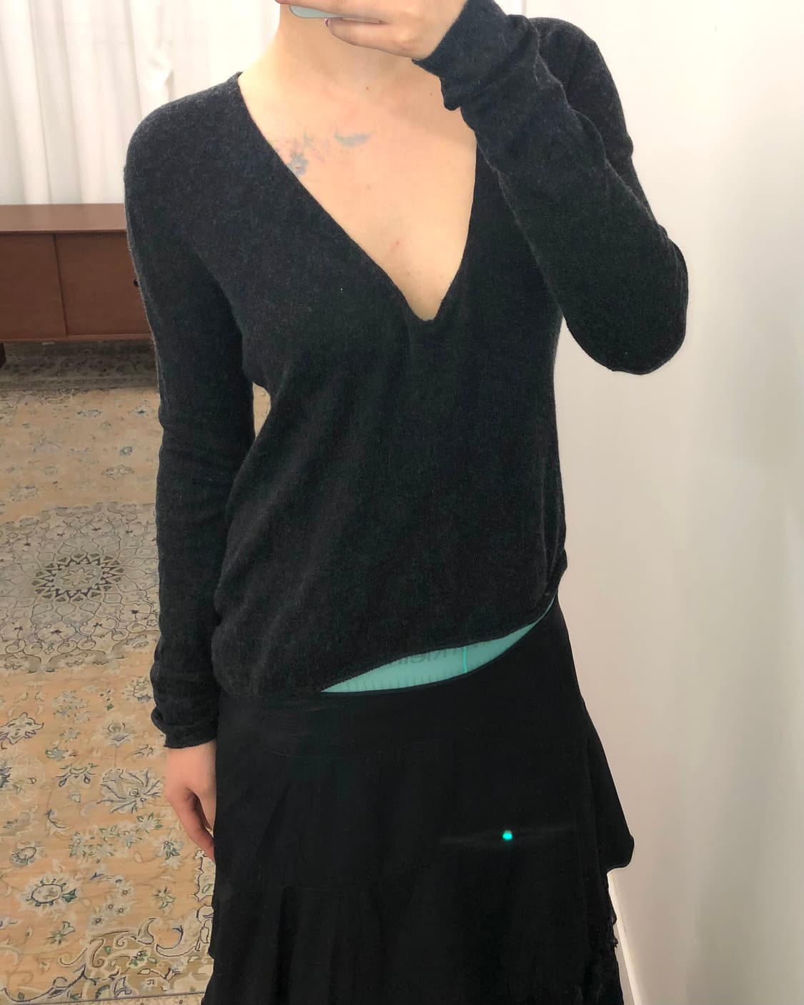 다크 그레이 브이넥 니트 상품이미지2