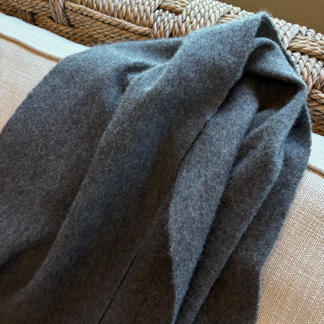 엘렘토(Elemto) 브랜드의 퓨어 캐시미어 100% 머플러 그레이 상품이미지5