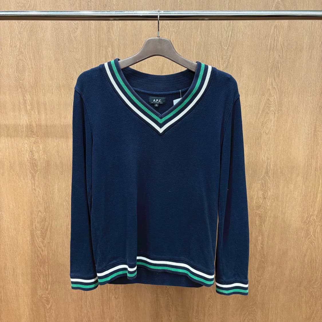 아페쎄 브이넥 코튼 플리스 긴팔 맨투맨 스트라이프 리브 디테일 네이비 상품이미지2