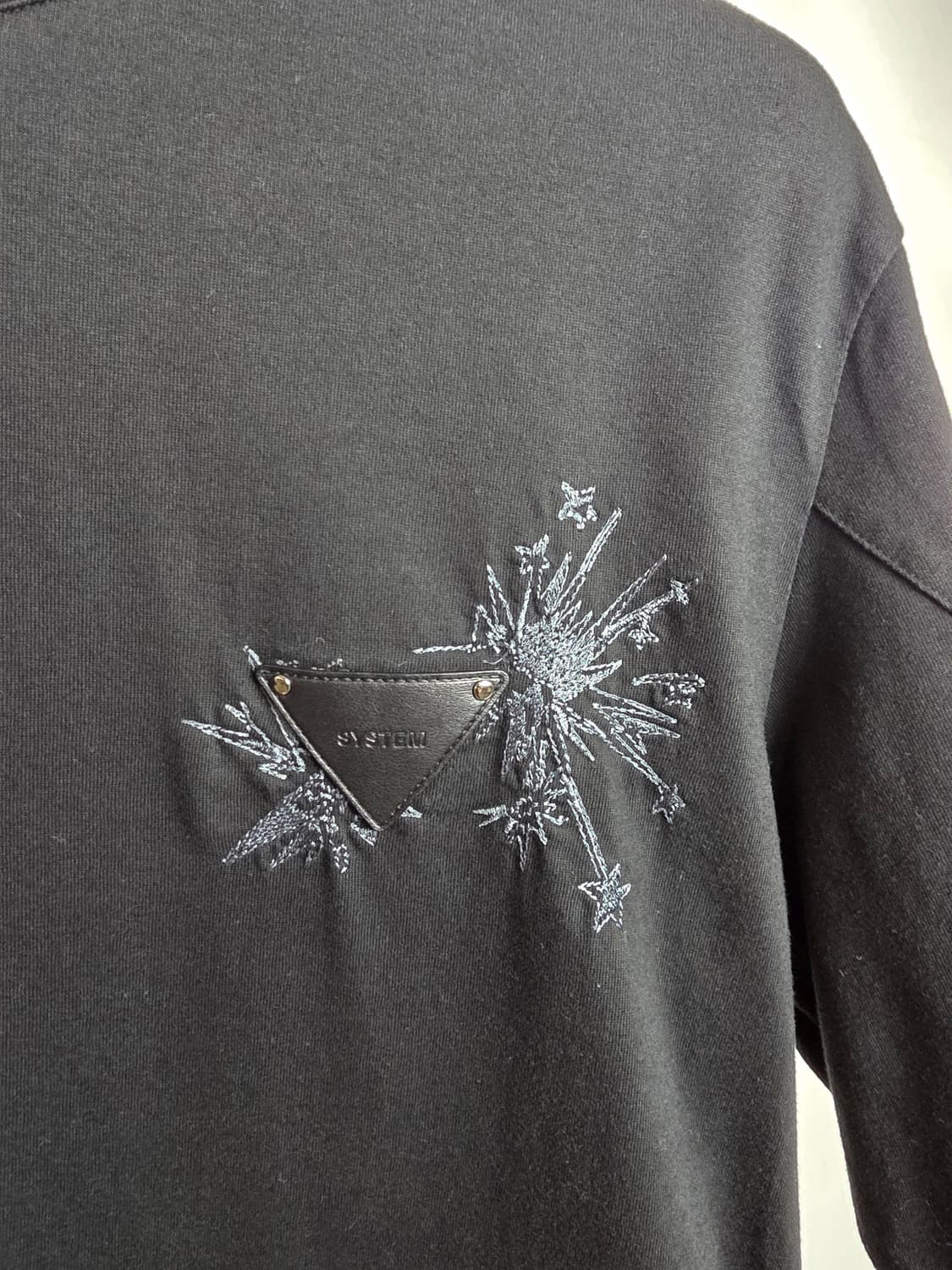 시스템옴므 삼각가죽패치 반팔 티셔츠(95)
 상품이미지5