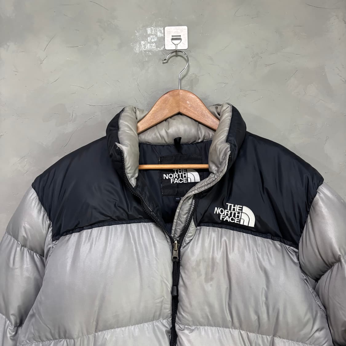 노스페이스 700 센터로고 눕시 구스다운 패딩 실버 그레이 상품이미지3