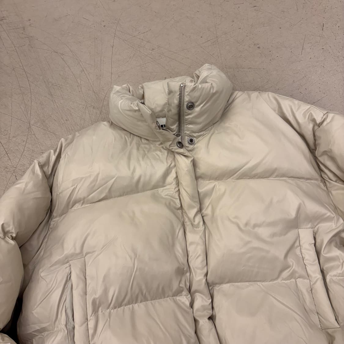 블랙업 크롭 아이보리 푸퍼 패딩 상품이미지2