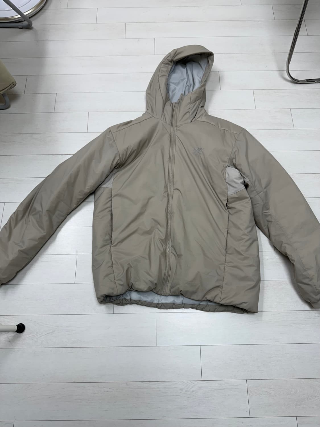 아크테릭스 아톰 헤비웨이트 룬 색상 L 사이즈 크림가 66만원 + 수수료 상품이미지1