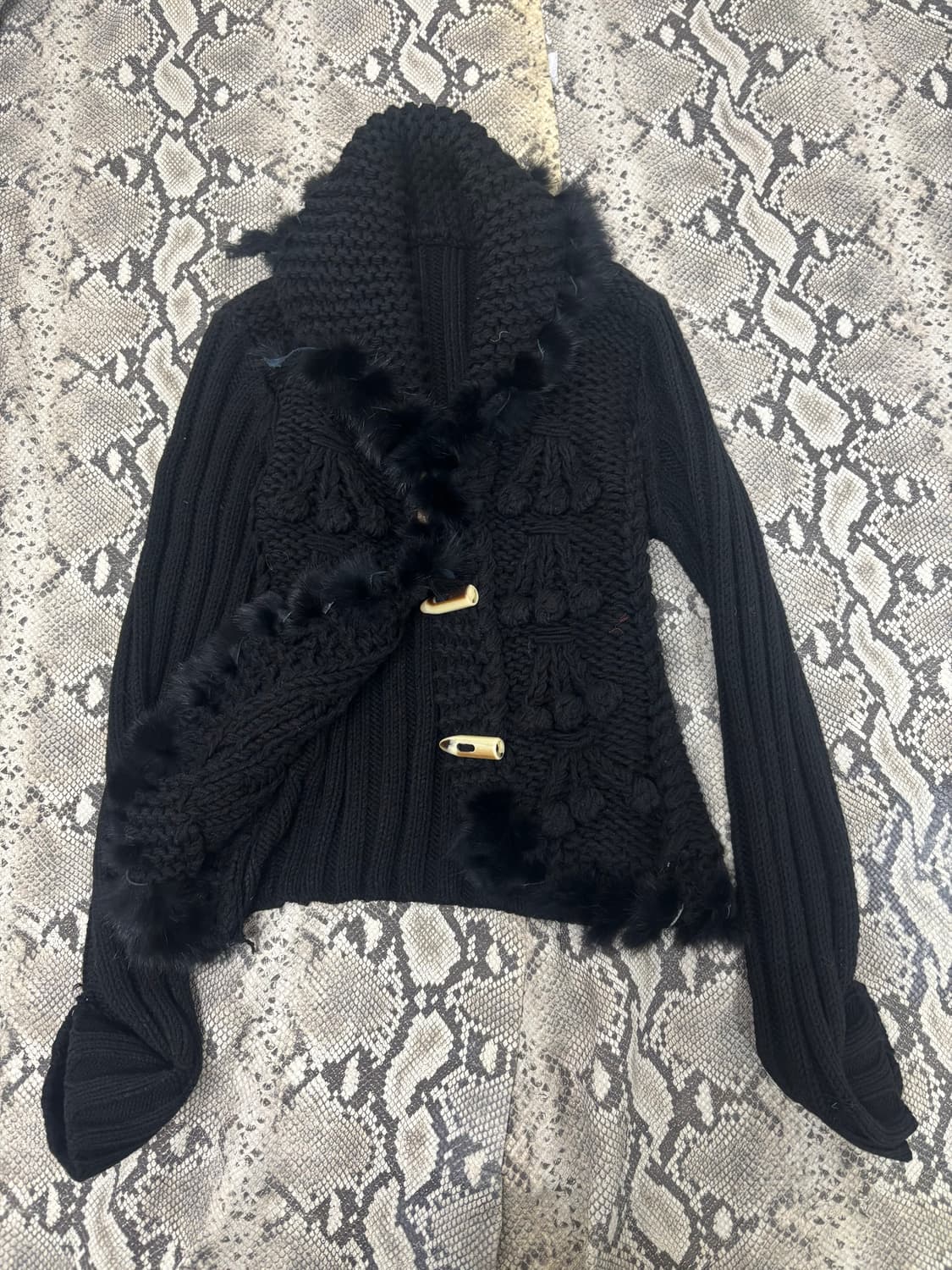 슬림핏 폼폼 꽈베기 니트 떡볶이 가디건 상품이미지4