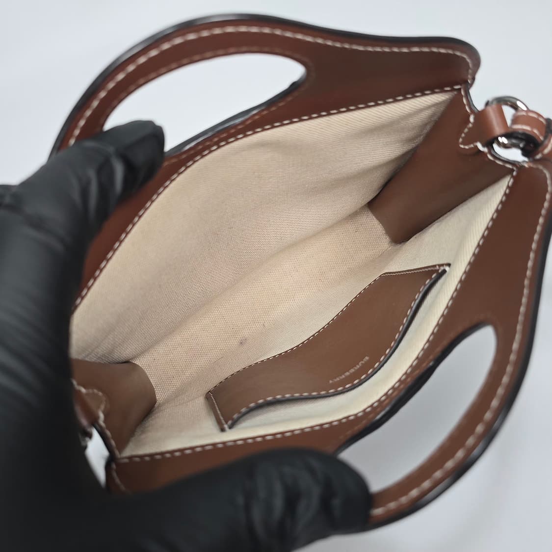 버버리 투톤 포켓 마이크로 토트 숄더백 상품이미지8