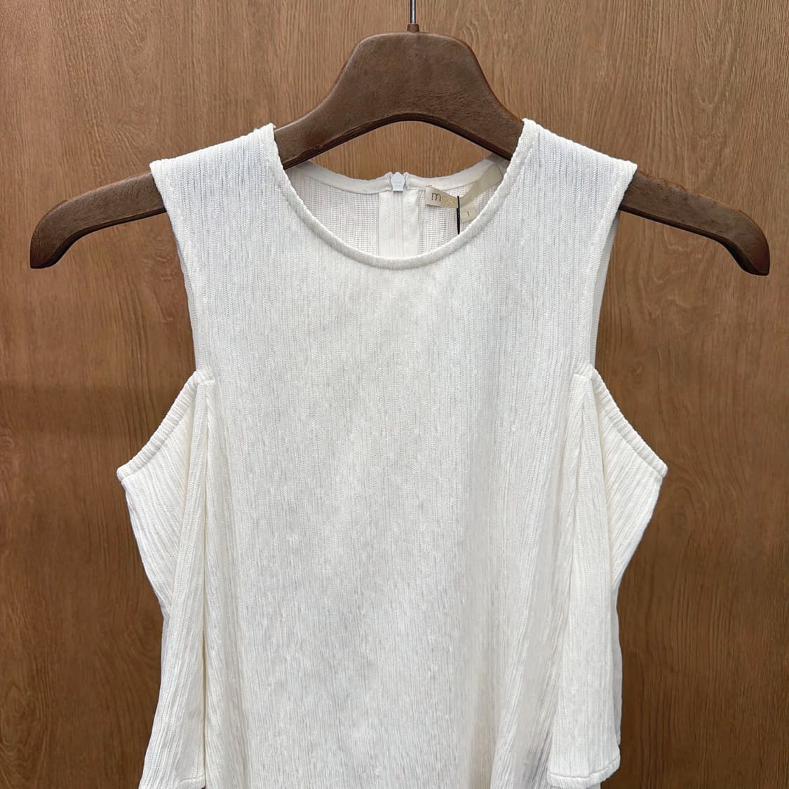 마쥬 슬리브리스 블라우스 러플 백 지퍼 디테일 레귤러핏 아이보리 상품이미지4