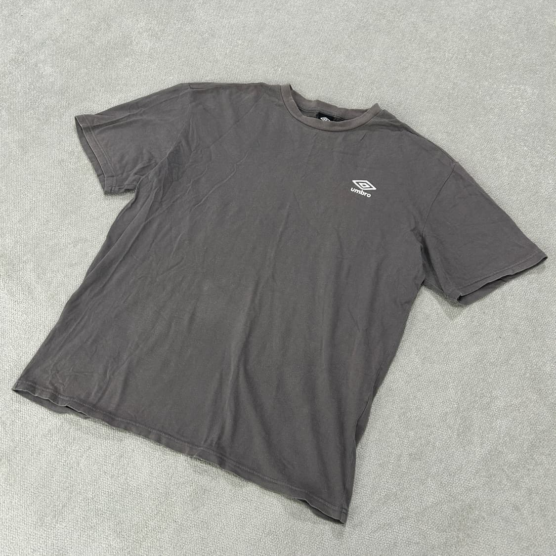 엄브로 차콜 반팔티  상품이미지1