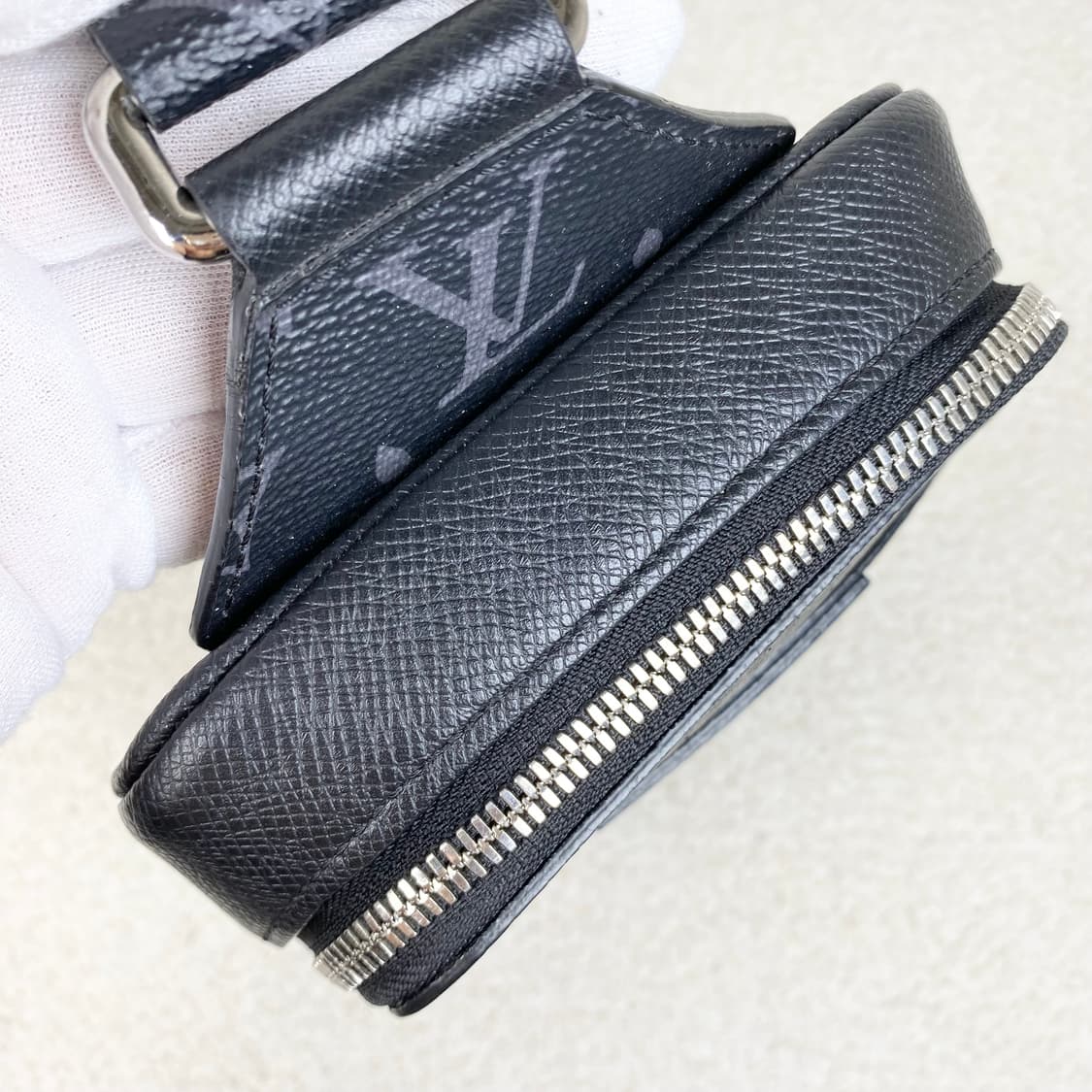 루이비통 크로스백 아웃도어 슬링백 상품이미지3