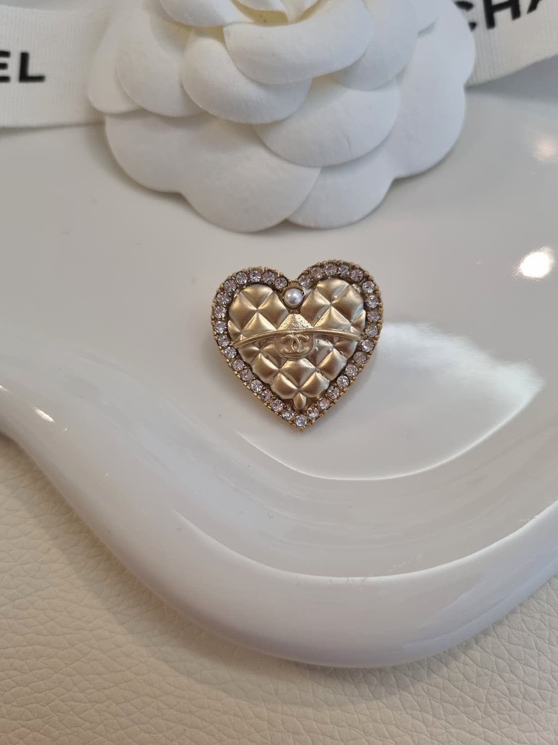 샤넬 퀼팅하트 보석장식 CC 금장 미니 브로치 업사이클링 상품이미지1