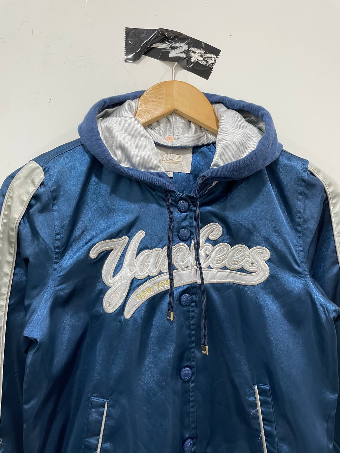 MLB 뉴욕 양키스 새틴 후드 슬림핏 크롭 바시티자켓 상품이미지8