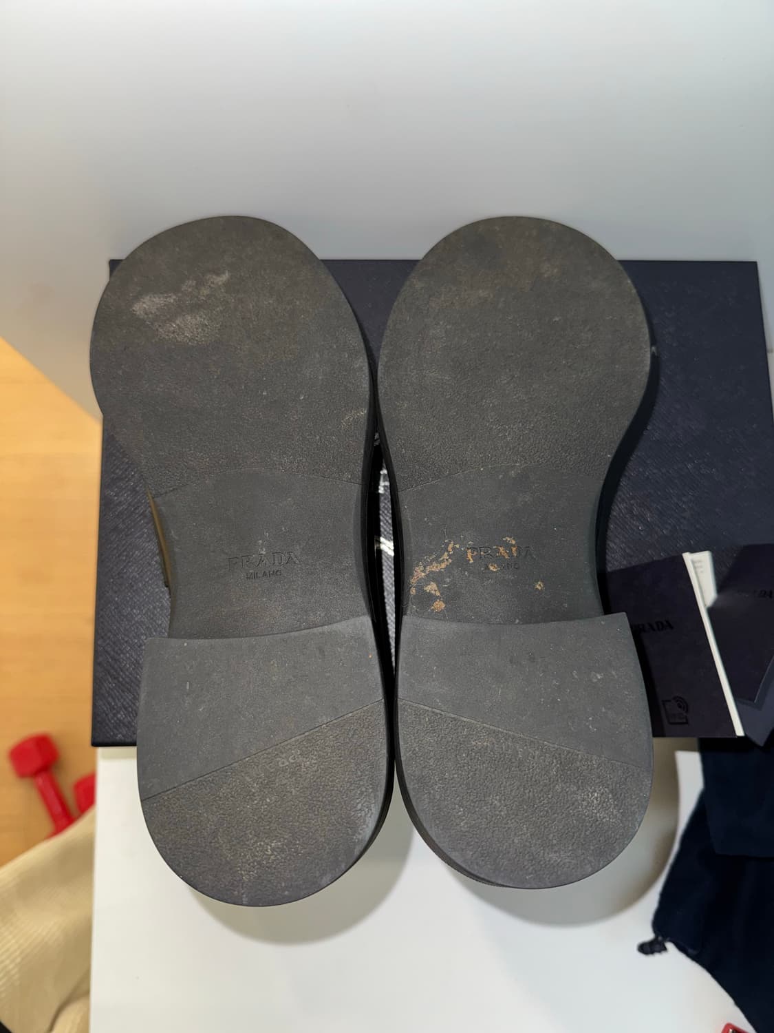 프라다 브러쉬드 삼각 로고 로퍼 (7.5사이즈) 상품이미지5