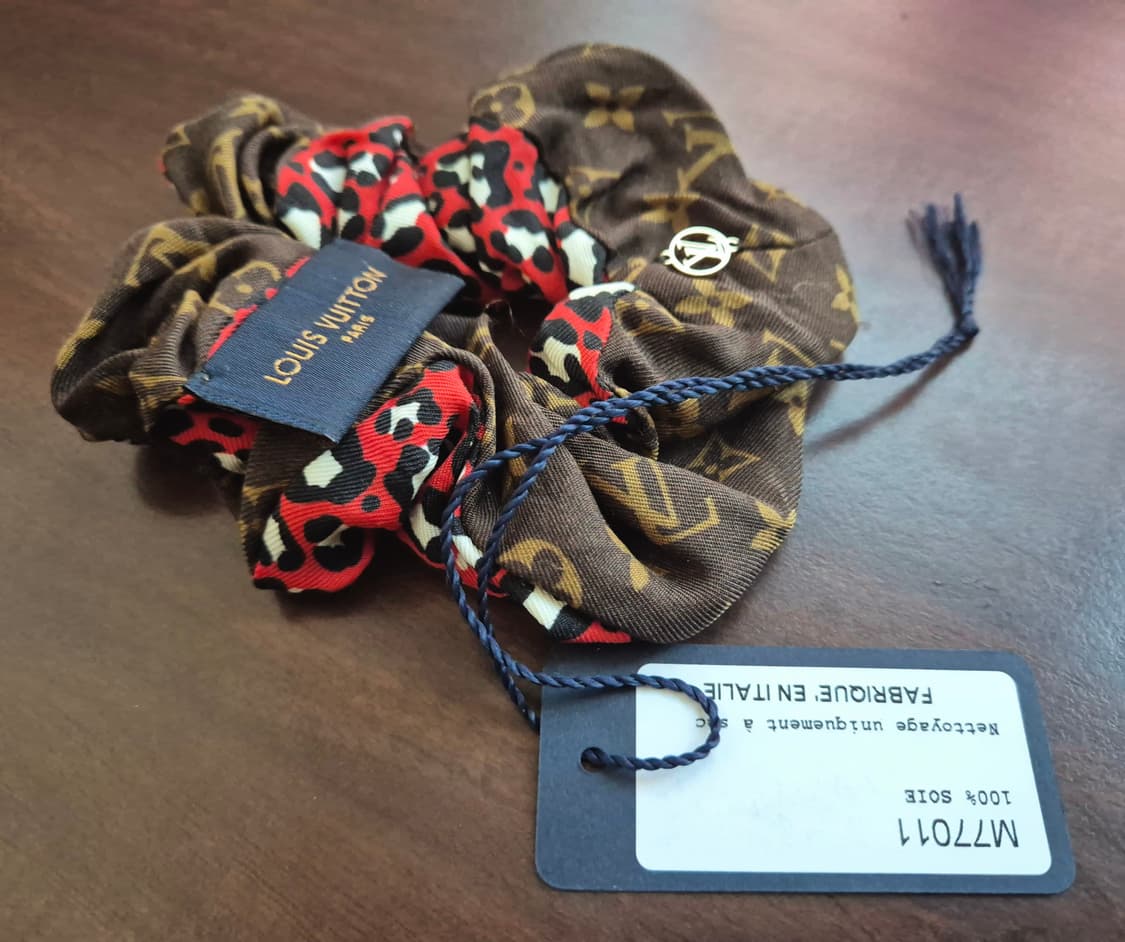 루이비통 모노그램 실크 스크런치 헤어슈슈 상품이미지6