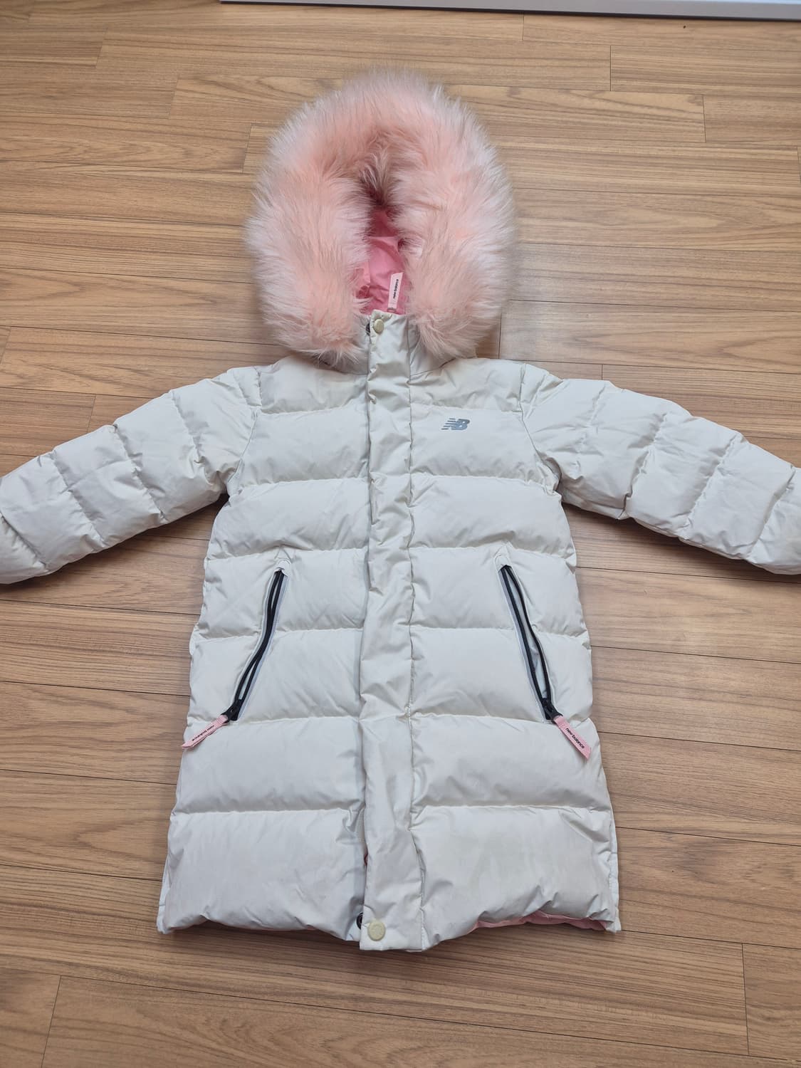 뉴발란스 여아 롱패딩 130사이즈입니다. 솜털 80%, 깃털 20% 충전 상품이미지1