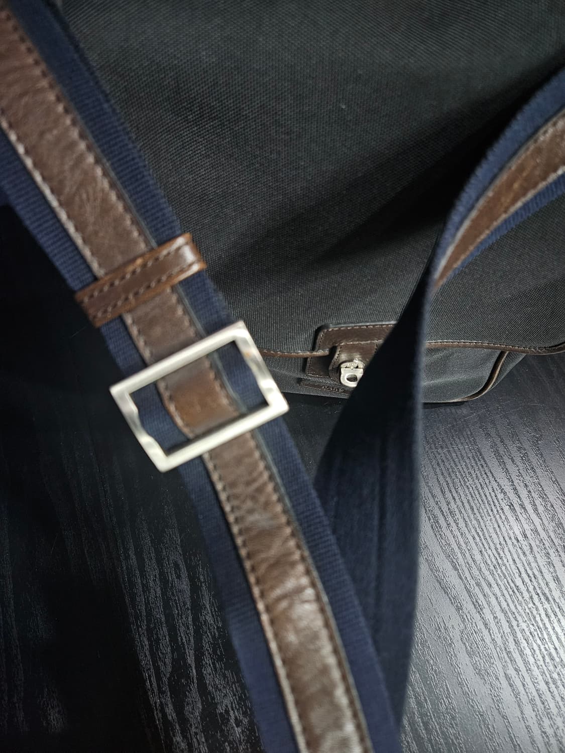 닥스 블랙컬러 남성 크로스백  상품이미지8