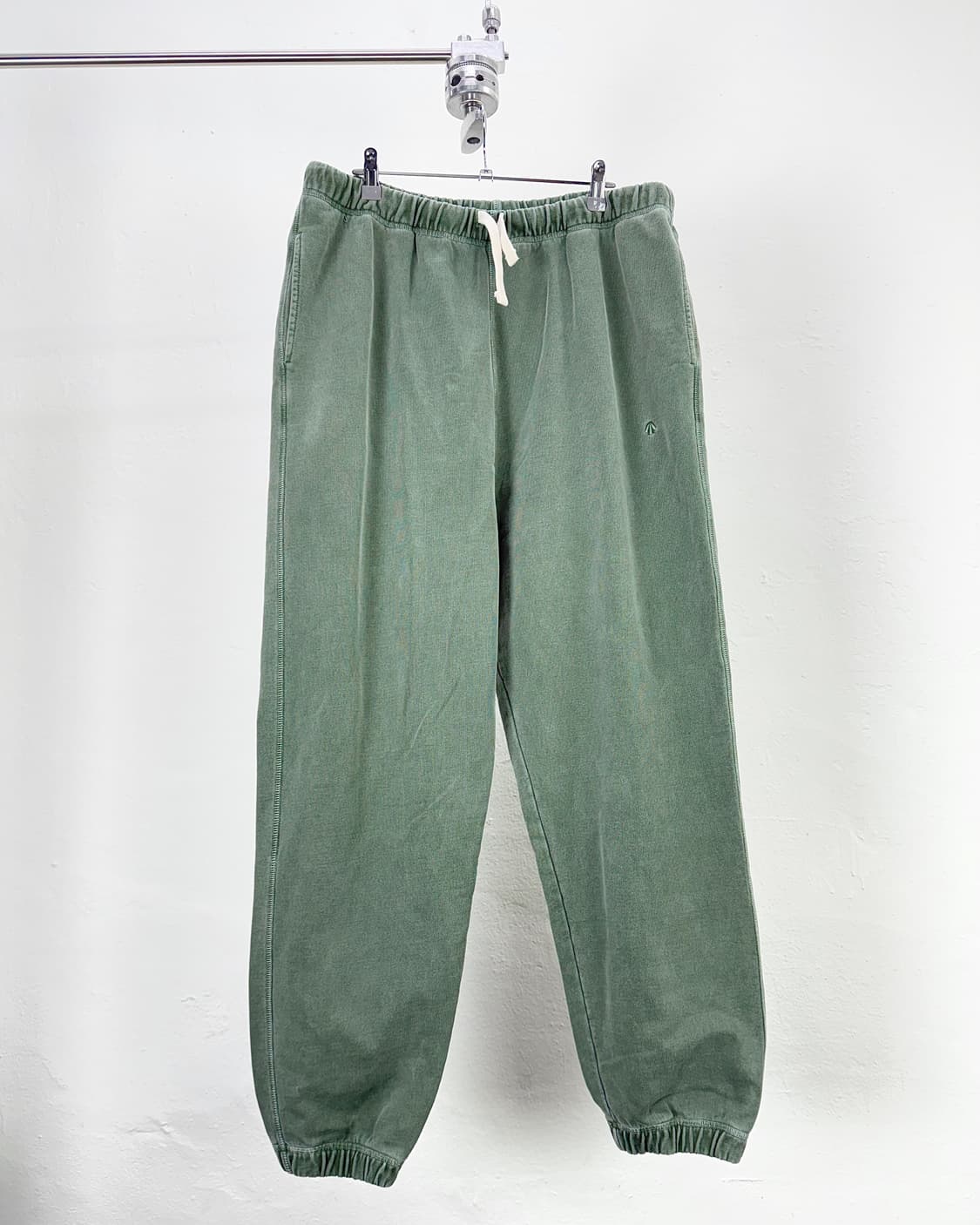 나이젤 카본 피그먼트 다잉 아미 애로우 로고 스웨트 조거 팬츠 상품이미지1