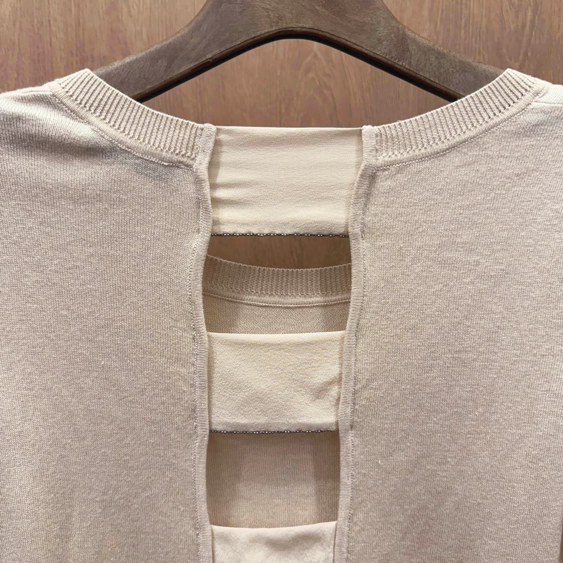 산드로 니트 탑 백 오픈 컷아웃 디테일 라운드넥 슬림핏 베이지 상품이미지6