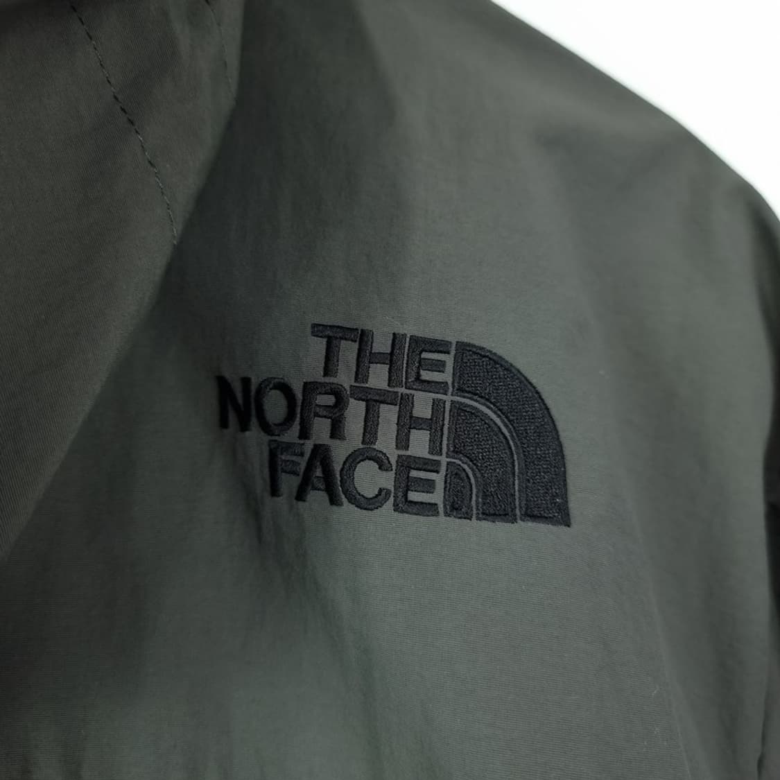 [노스페이스] 로고 자수 오버핏 후드 바람막이 자켓 M20102 상품이미지5