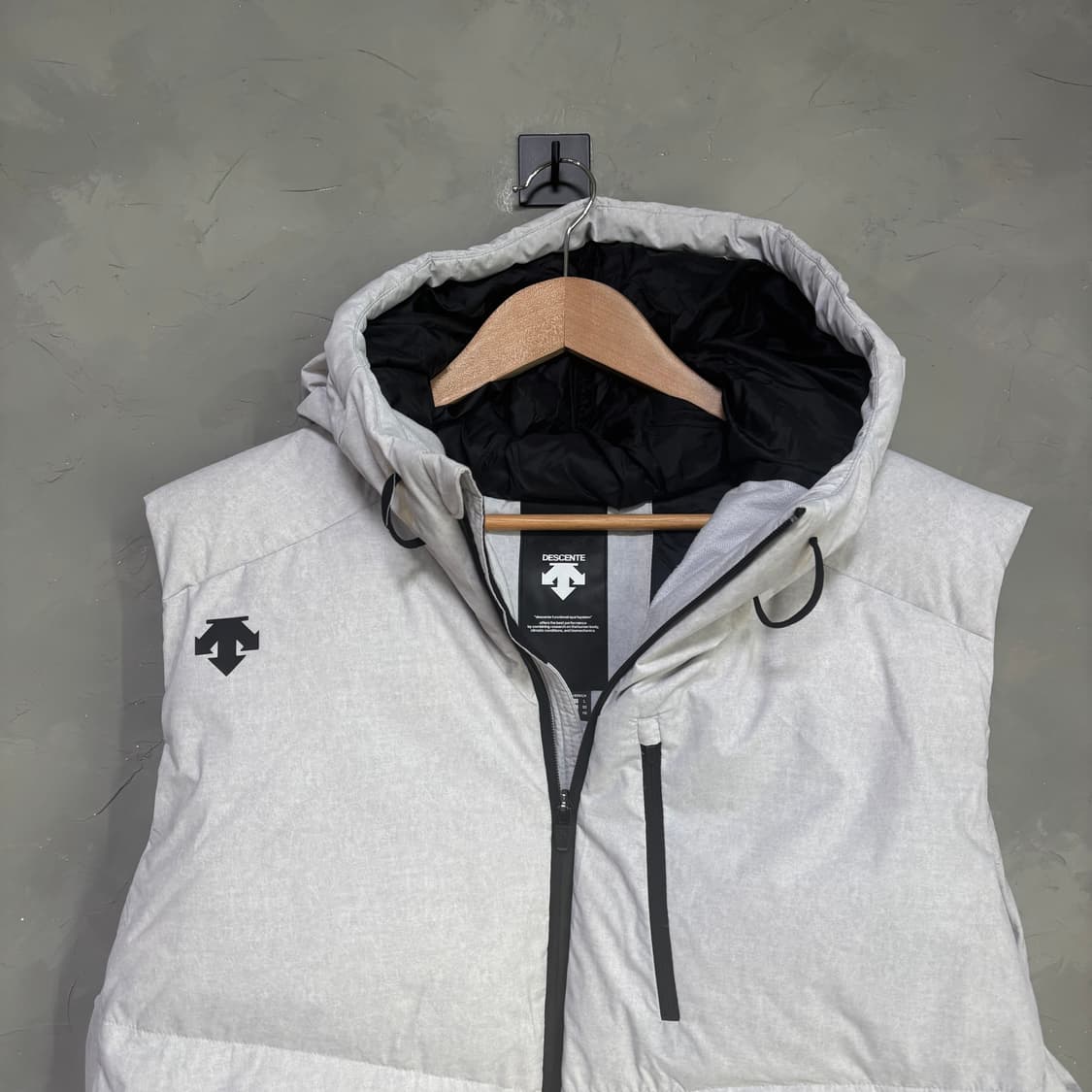 데상트 덕다운 패딩 조끼 멜란지 그레이 상품이미지2