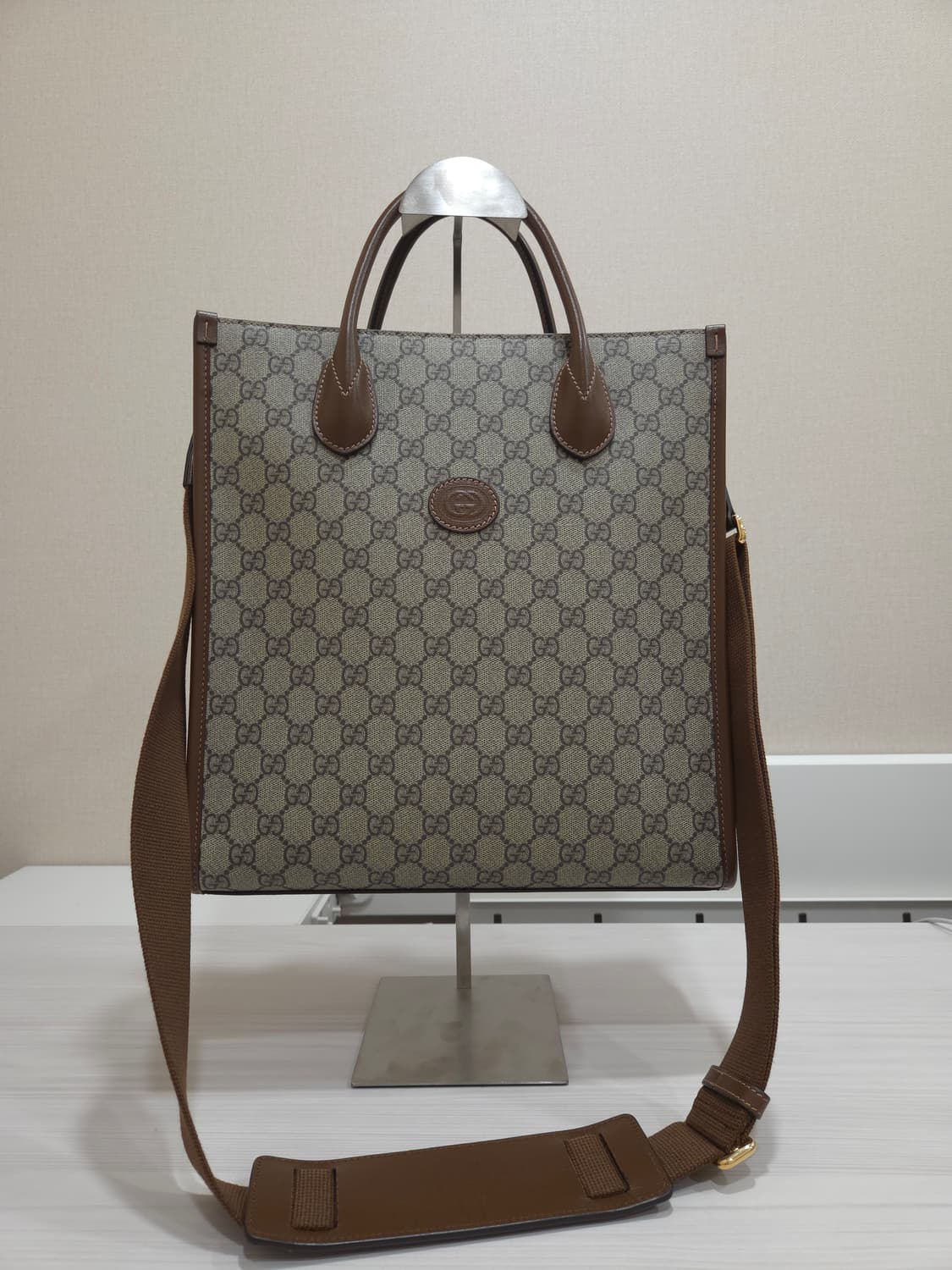 구찌 인터로킹 G 스몰 토트백 베이지 에보니 상품이미지1