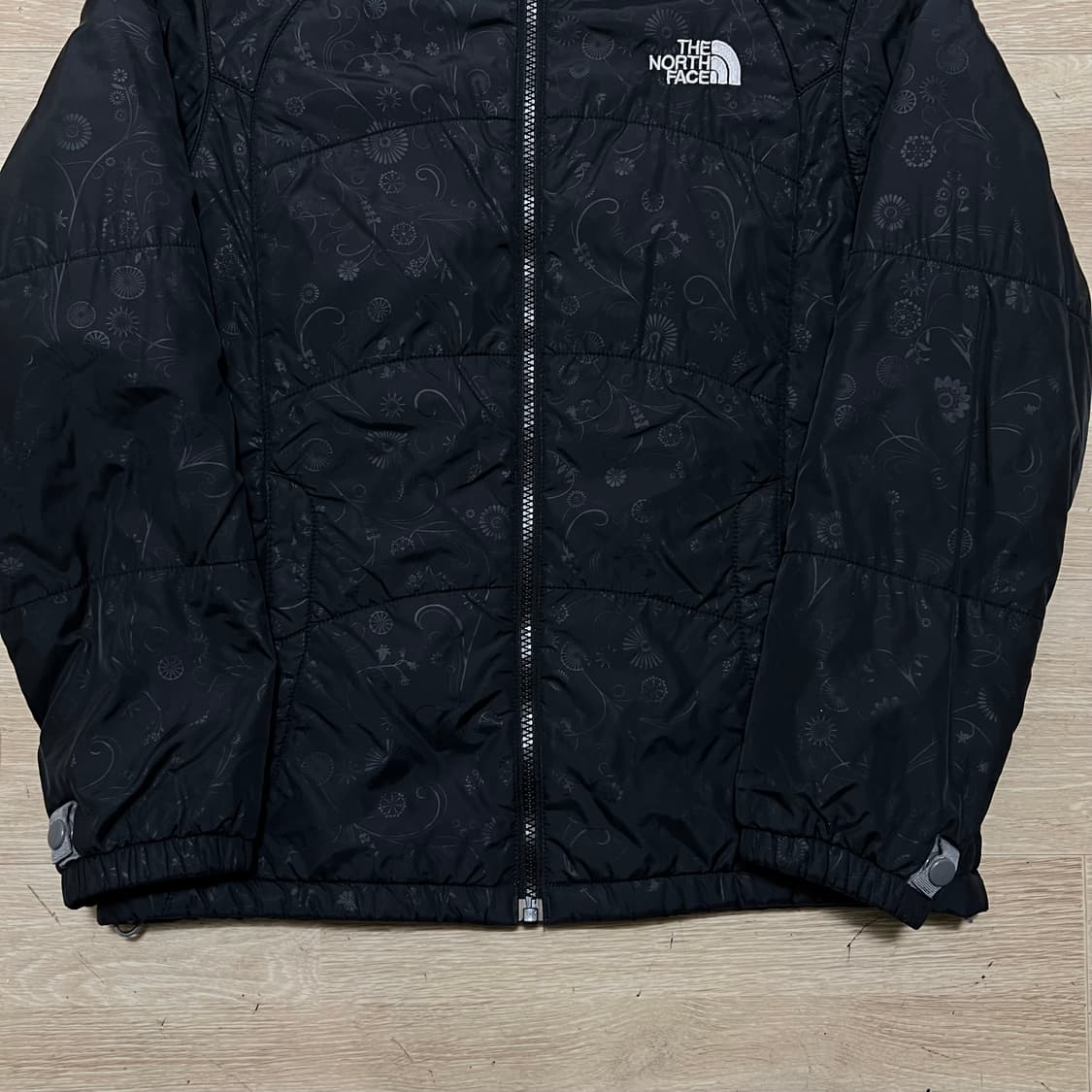 노스페이스 여성 페이즐리 패턴 경량 패딩 점퍼 [블랙] XS/85 상품이미지3